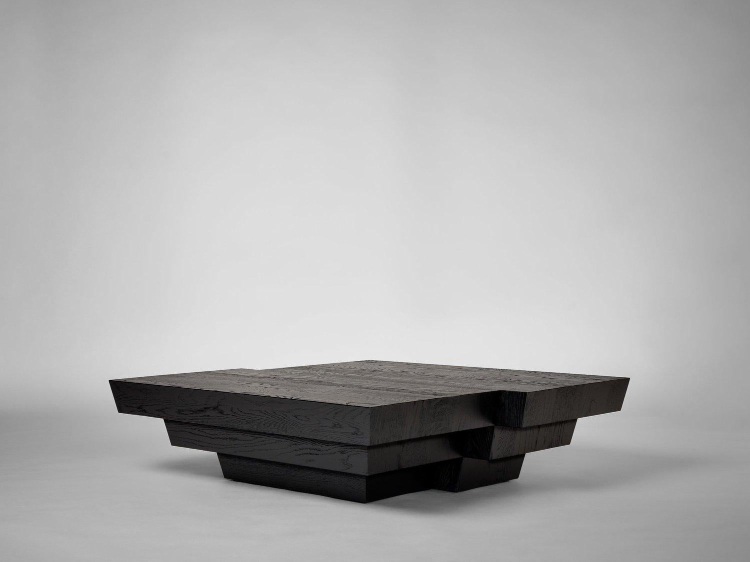 Taes 138 Table basse carrée en chêne européen noir par Mokko Amsterdam
Dimensions : D 147 x L 138 x H 36 cm. 
MATERIAL : Chêne européen.

Disponible en différentes options de matériaux et de dimensions. Conçue par Aad Bos et fabriquée aux Pays-Bas.