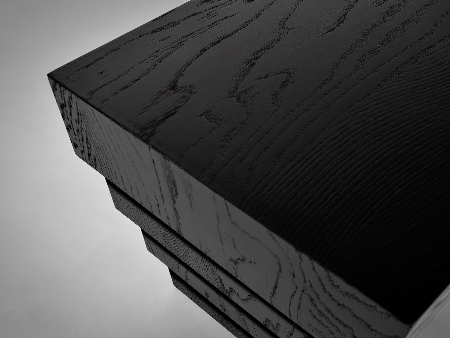 Mesa auxiliar Taes 55 de roble europeo negro by Mokko Amsterdam Posmoderno en venta