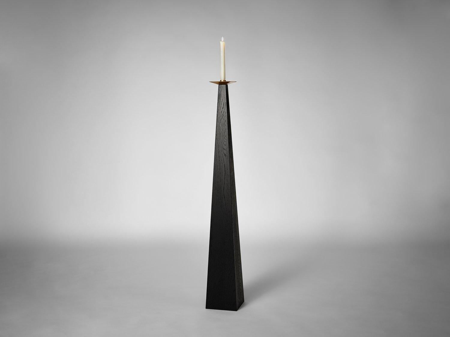 Portavelas Taes de roble europeo negro by Mokko Amsterdam
Dimensiones: P 21 x An 21 x Al 148 cm. 
Materiales: Roble europeo.

Disponible en diferentes opciones de material. Diseñado por Aad Bos y fabricado en Holanda. Póngase en contacto con