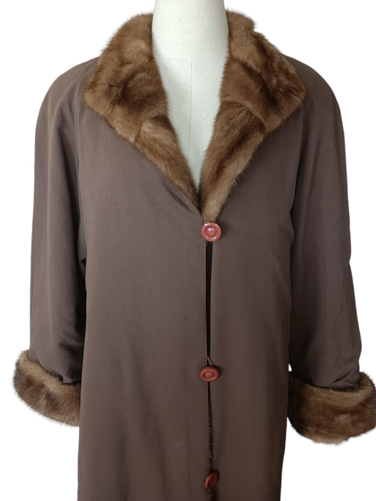 DESCRIZIONE DEL PRODOTTO:

Stupendo cappotto reversibile in taffetà con fodera in pelliccia di visone e finiture in pelliccia di visone per il collo e i polsini.

Condizione: eccellente 

Chiusura: bottoni 

Colore: tan 

Materiale: Pelliccia di