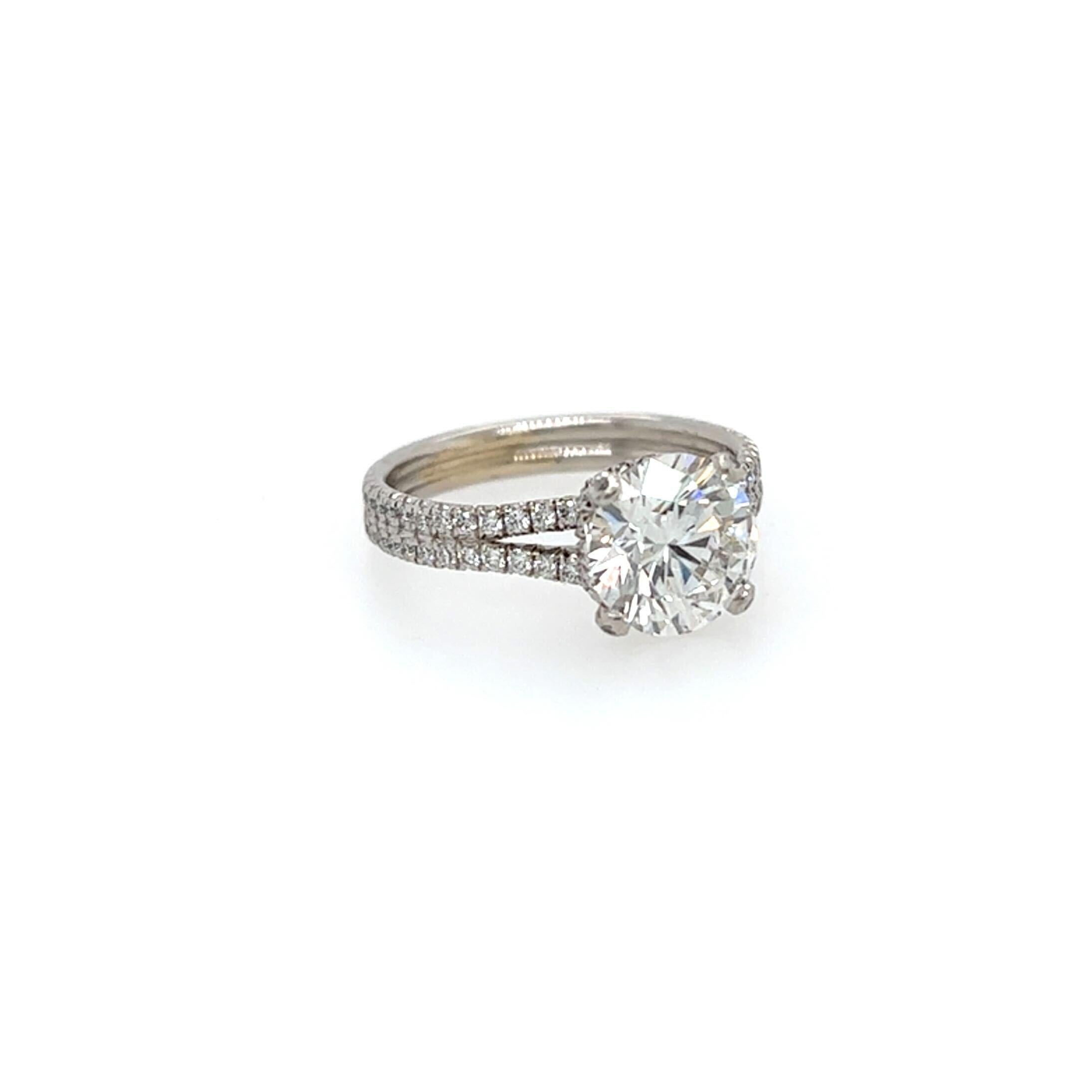 Ein Ring aus Platin und Diamanten, Taffin.  Der Ring zentriert einen runden Diamanten im Brillantschliff von 2,02 Karat, der über einer  das Ganze befindet sich auf einem doppelten Band, das rundherum mit Diamanten im Brillantschliff besetzt ist. 