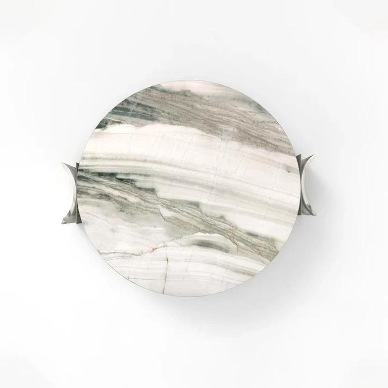 Célébration de la forme expressive et de la finesse artisanale, la table basse Taffura capture l'essence du luxe moderne à travers sa silhouette sculpturale et sa riche matérialité. Conçue avec un plateau circulaire en pierre, chaque pièce est une