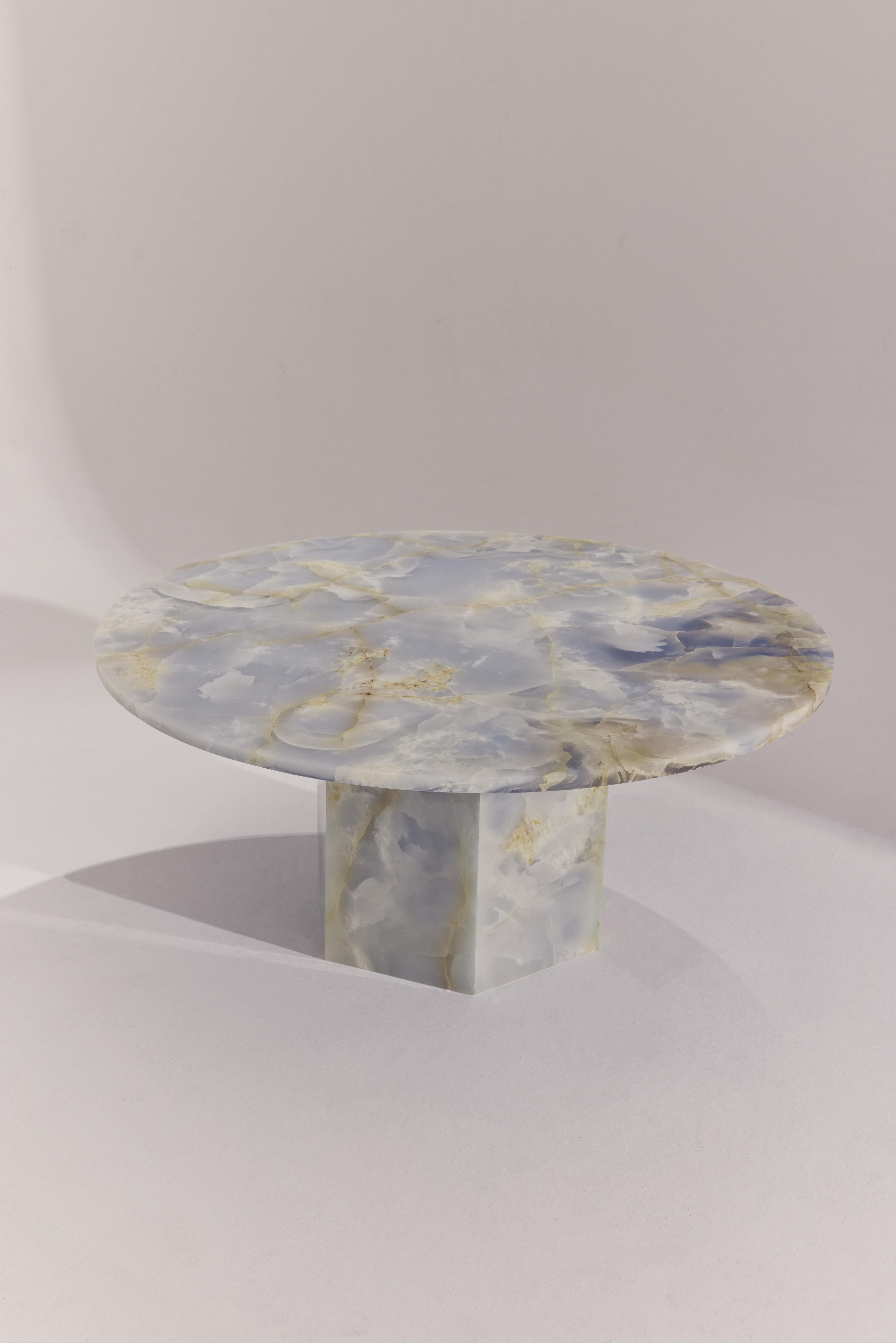 Table basse en onyx bleu Taffy par RAFFINATO
Dimensions : Ø 100 x H 38 cm : Ø 100 x H 38 cm.
MATERIAL : Onyx bleu.

Cette table est disponible en différentes pierres : Travertin blanc, Calacatta Viola, Rosso Levanto, et Onyx blanc/bleu/vert/rose.