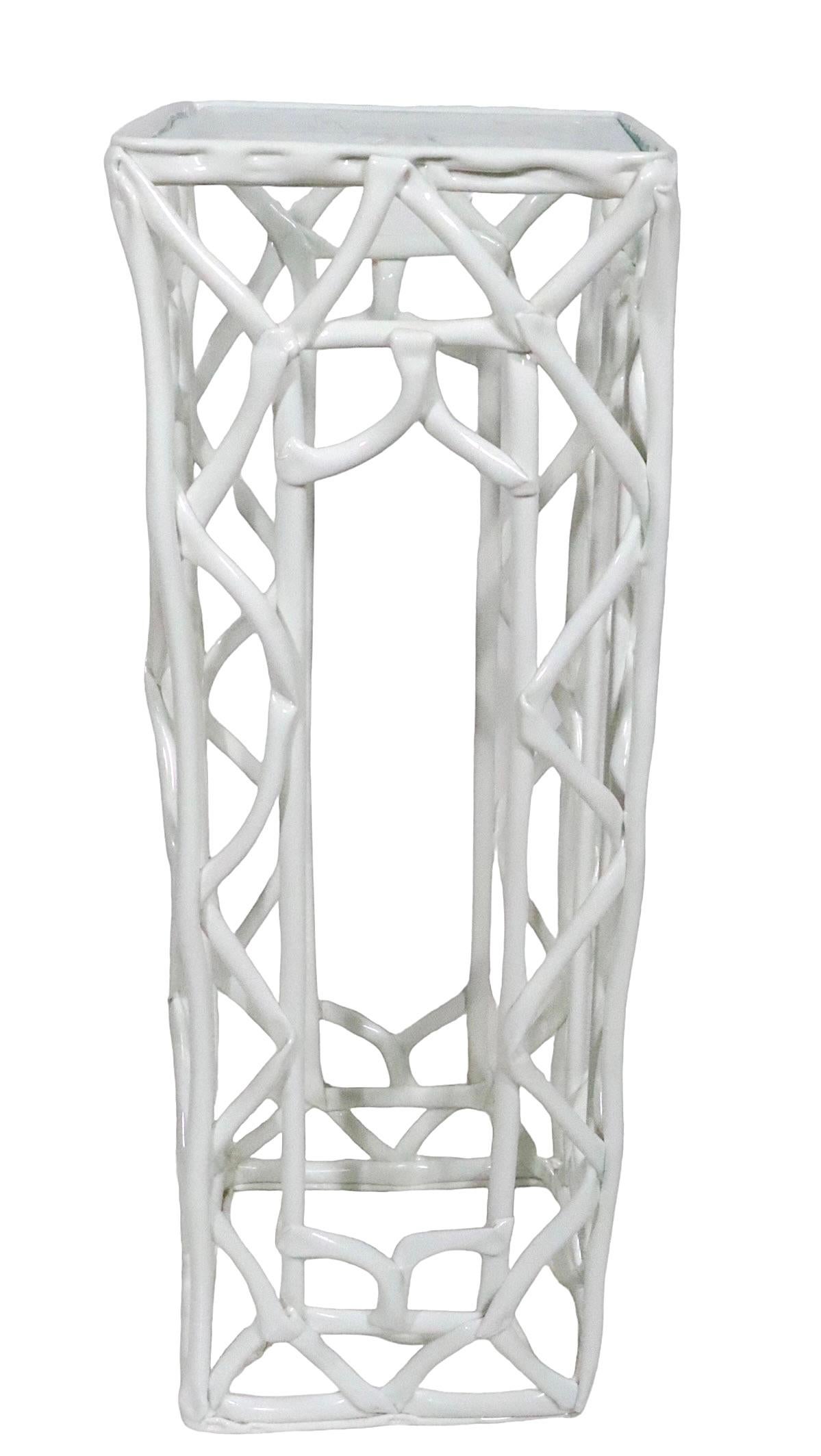 The Pedestal Table Brutalist en résine avec plateau en verre C.I.C. en vente 5