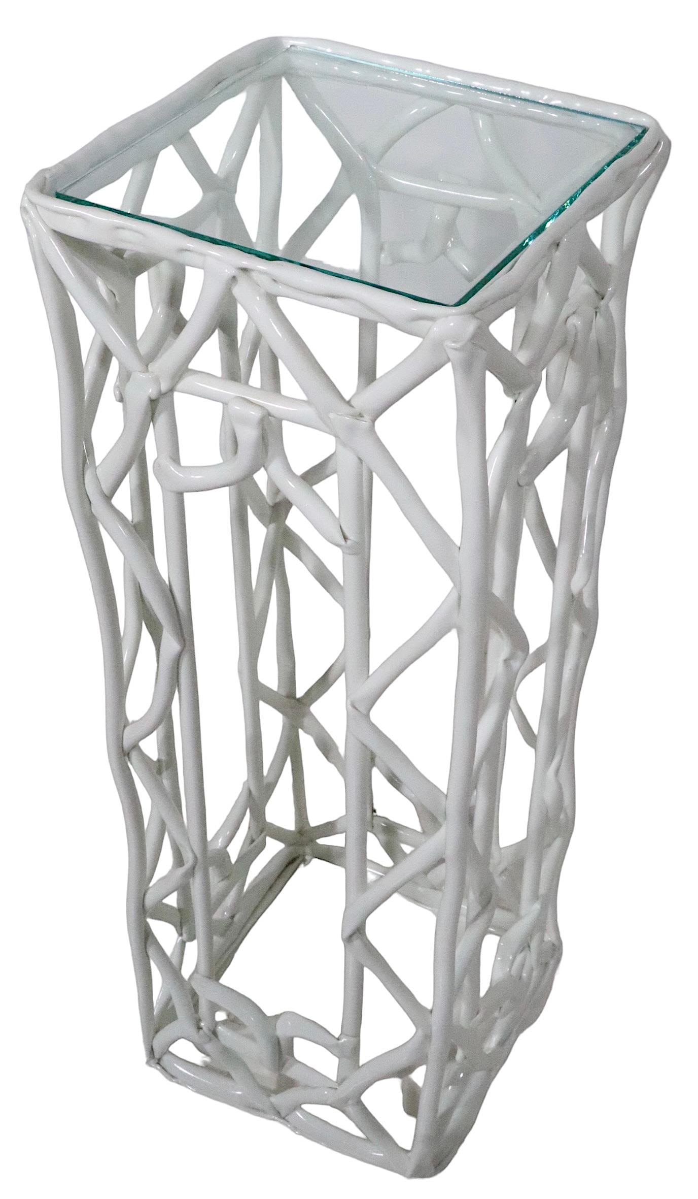 The Pedestal Table Brutalist en résine avec plateau en verre C.I.C. Bon état - En vente à New York, NY