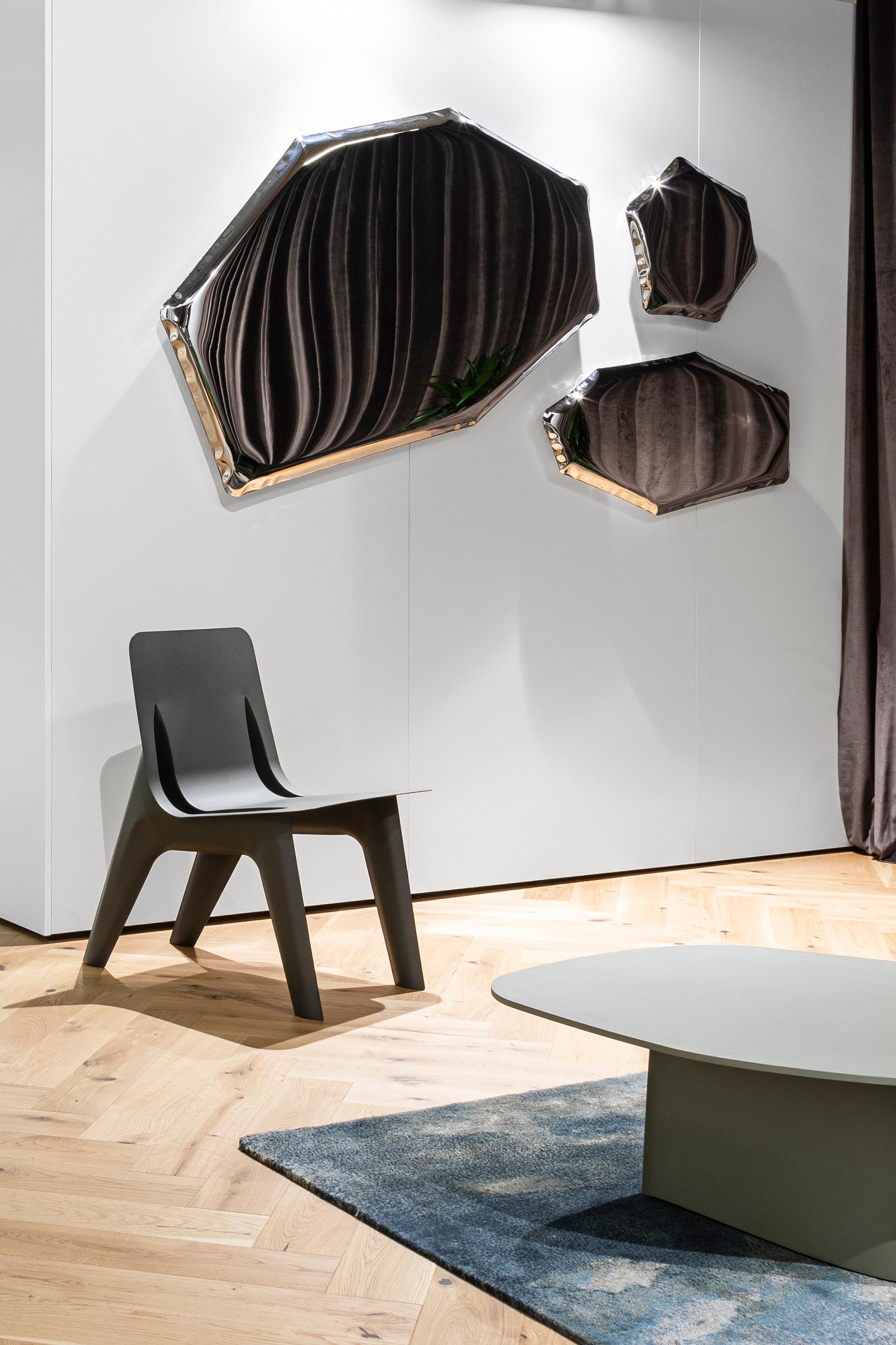 TAFLA O series is characterized by smooth, optically light shapes inspired by liquid droplets and thanks to its unique form, combines the world of design, art and technology. TAFLA collection is a radical step towards such transformations. Mirrors