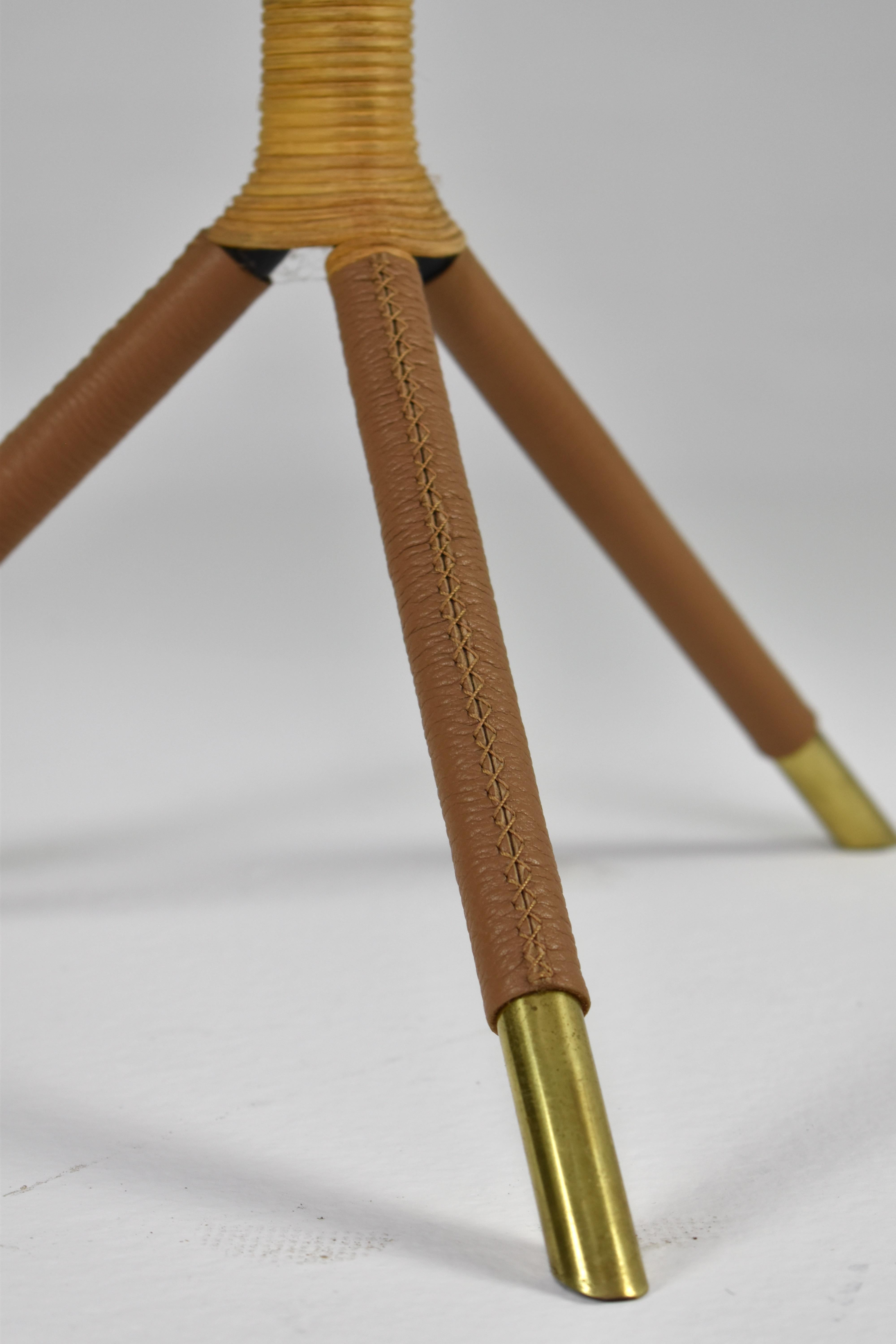 Moderne Table d'appoint Tafra en teck, rotin, cuir et laiton, Jonathan Amar Studio en vente