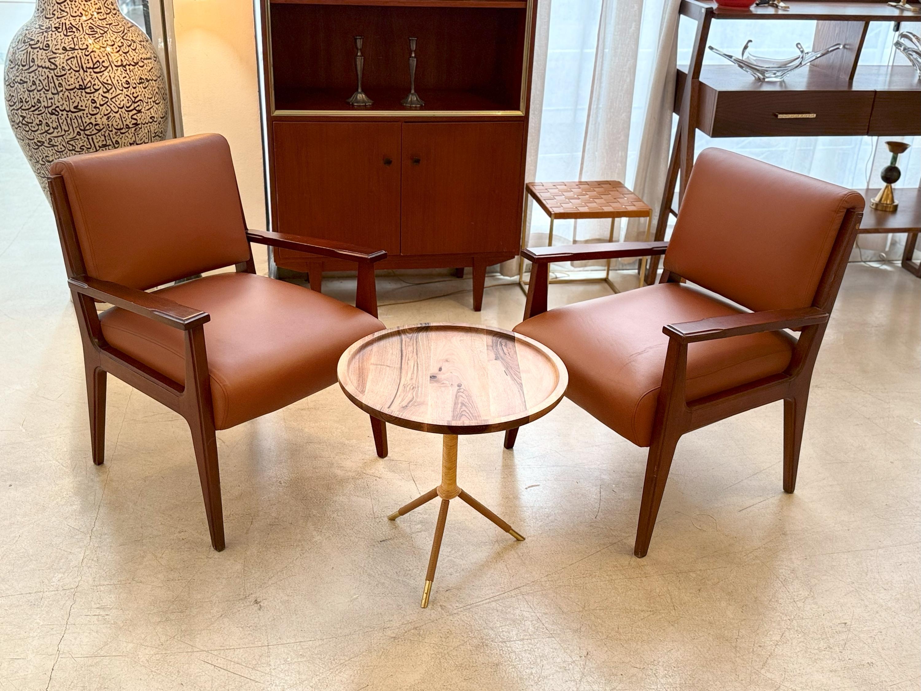 Moderne Table d'appoint Tafra en teck, rotin, cuir et laiton, Jonathan Amar Studio en vente