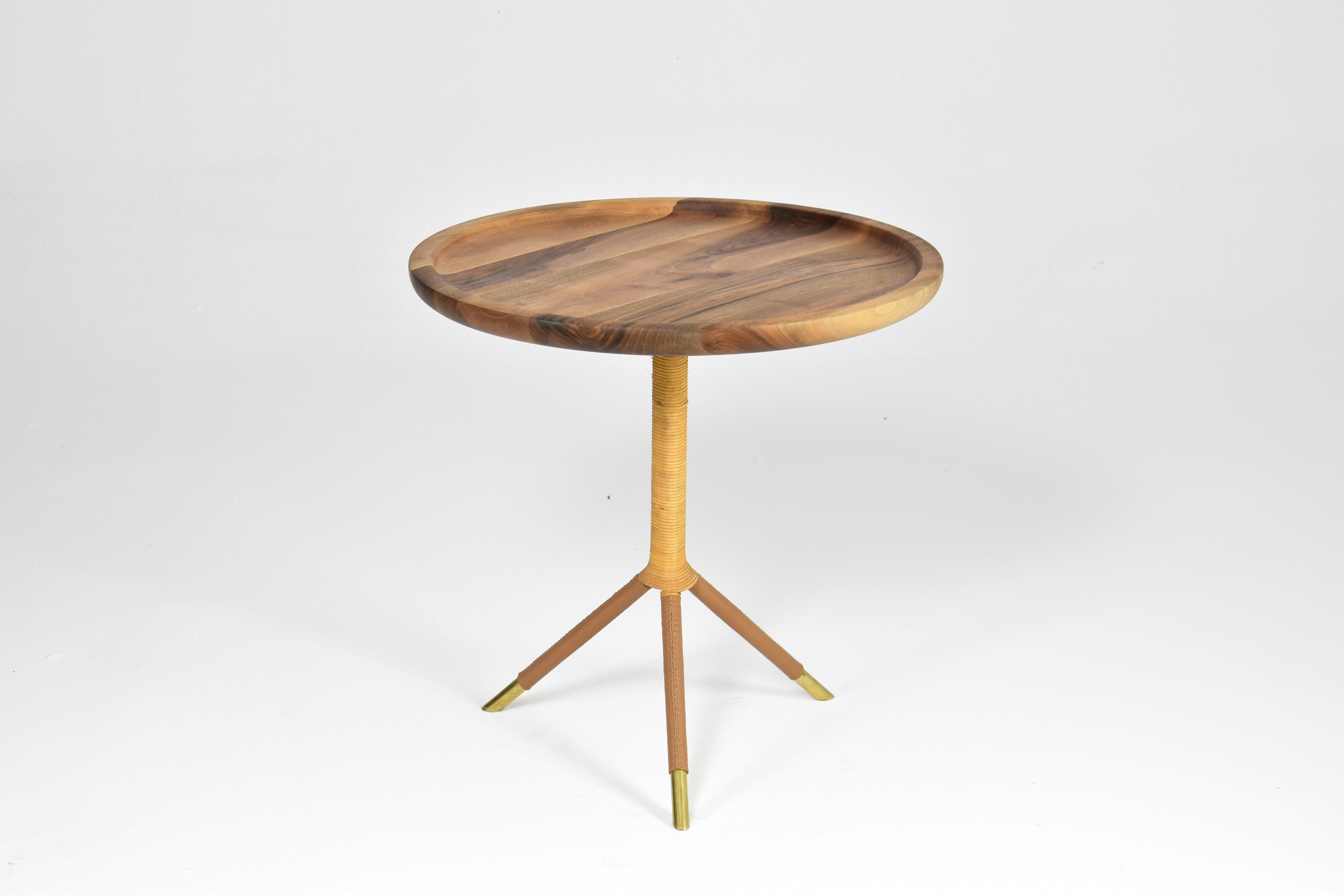 Marocain Table d'appoint Tafra en teck, rotin, cuir et laiton, Jonathan Amar Studio en vente