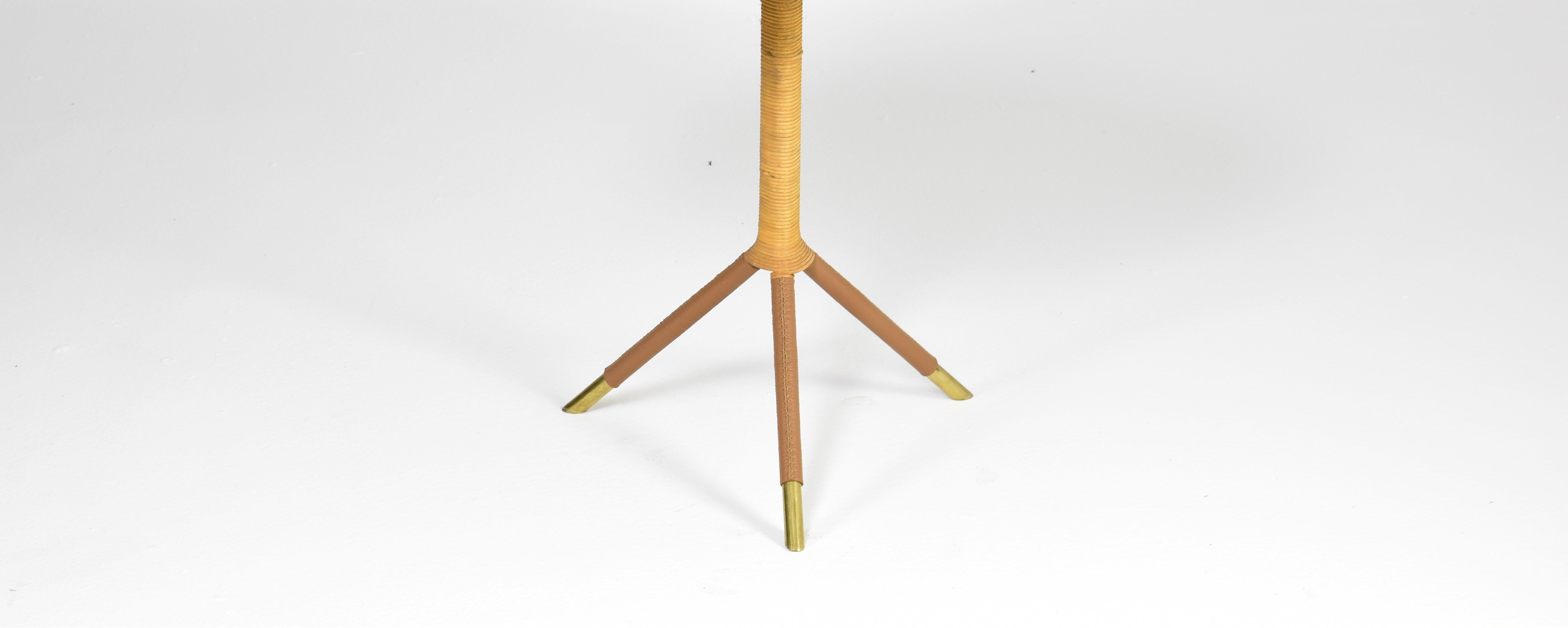 Table d'appoint Tafra en teck, rotin, cuir et laiton, Jonathan Amar Studio Neuf - En vente à Paris, FR