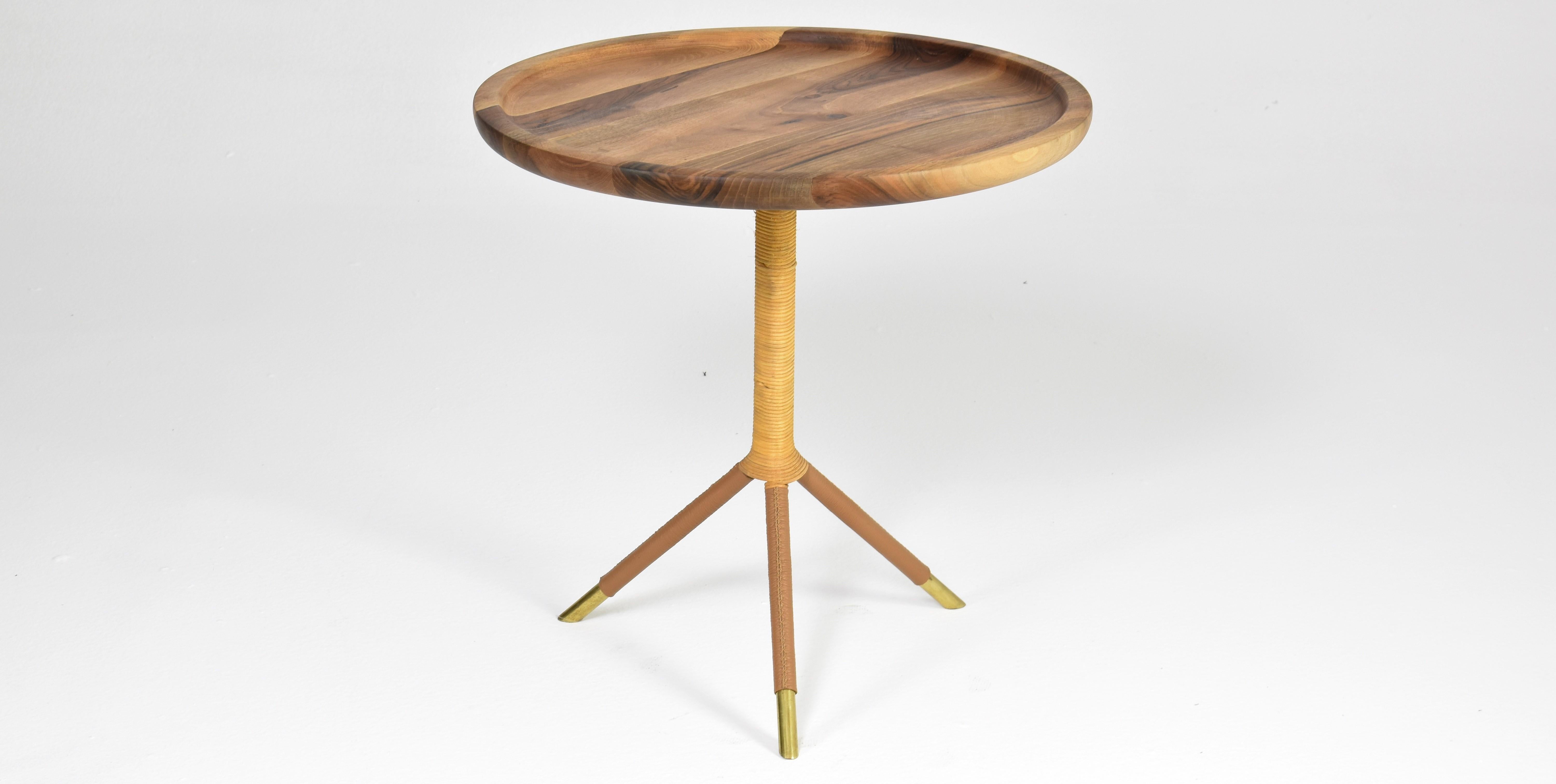 Laiton Table d'appoint Tafra en teck, rotin, cuir et laiton, Jonathan Amar Studio en vente