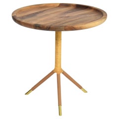 Table d'appoint Tafra en teck, rotin, cuir et laiton, Jonathan Amar Studio