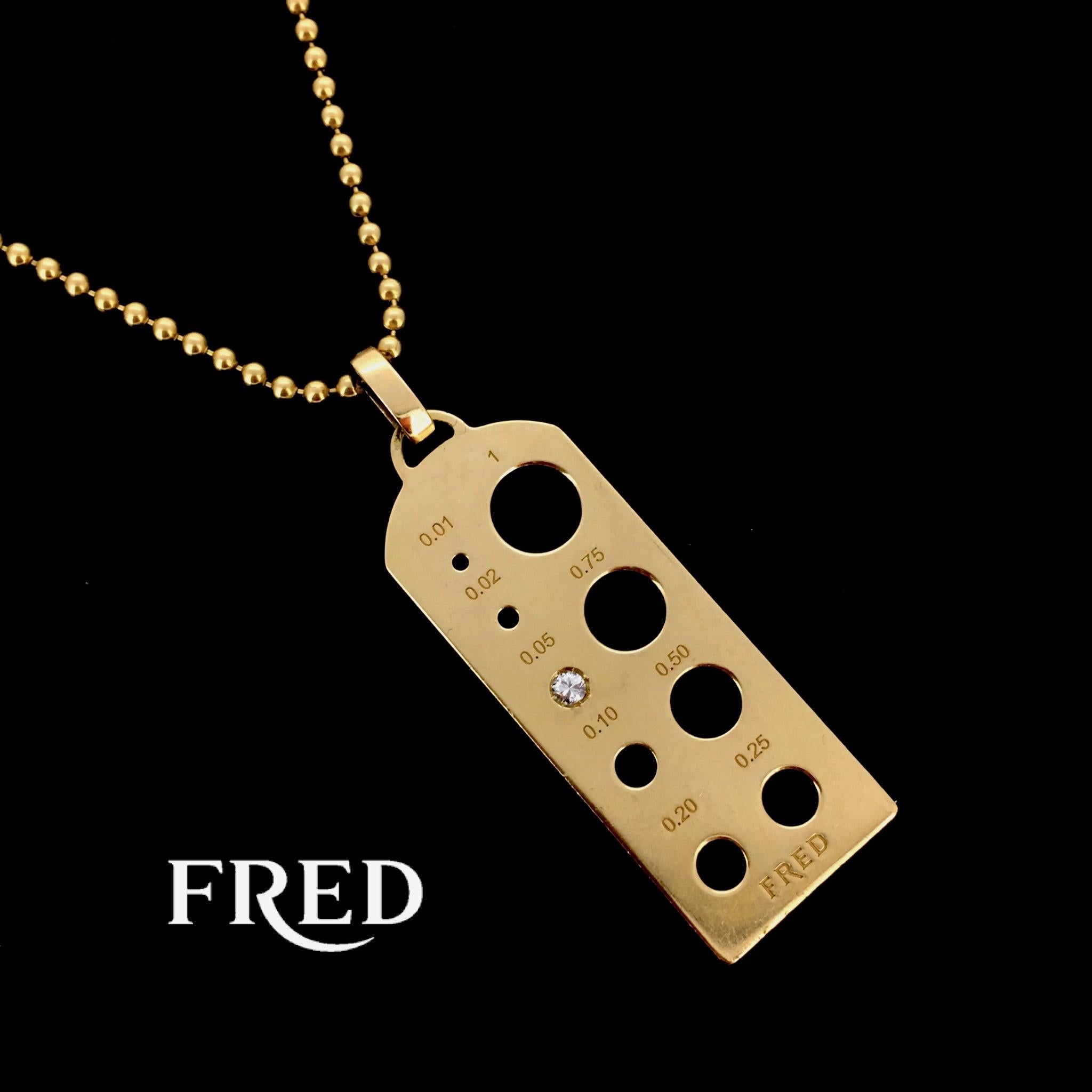 This pendant is a graduation diamond plaque used by the jewellers to check the carat weight of diamonds. It is set with a 0.05ct diamond. This necklace is very easy to wear for everyday.

Weight: 19,2 gr

Circa: Vintage

Metal: 18kt yellow