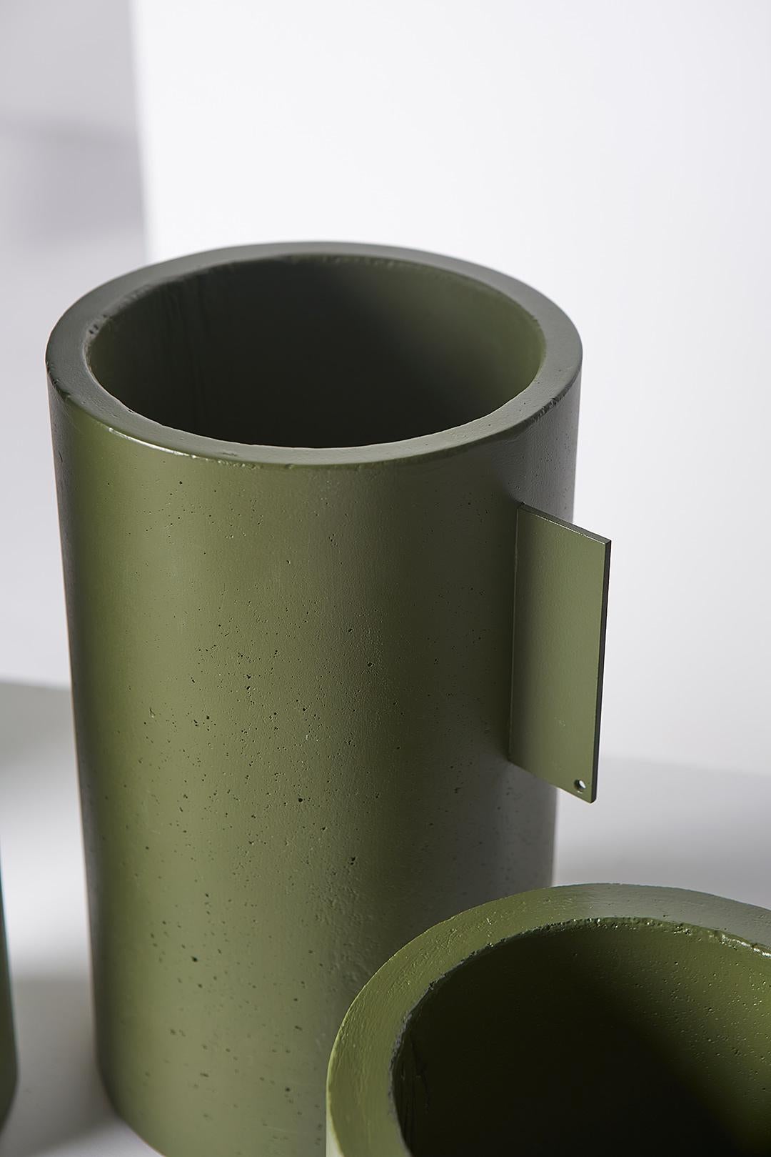 XXI secolo e contemporaneo Collection'S, Set di 5 vasi in calcestruzzo verde militare in vendita