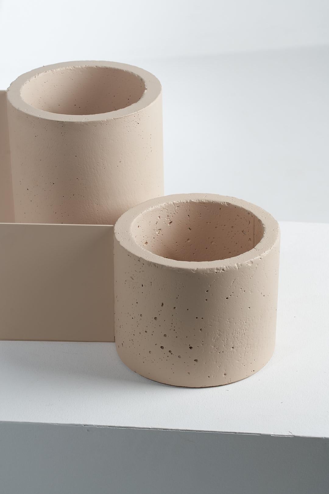 The Collective, ensemble de 5 pots en béton nude en vente 8