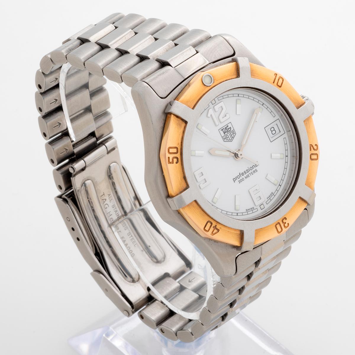Unsere ungewöhnliche Tag Heuer 2000 Exclusive, Referenz WN1150, verfügt über ein 39-mm-Stahlgehäuse (ohne Krone) mit roségoldener Drehlünette, weißem Zifferblatt und Edelstahlarmband. Sie befindet sich in einem ausgezeichneten Zustand mit leichten