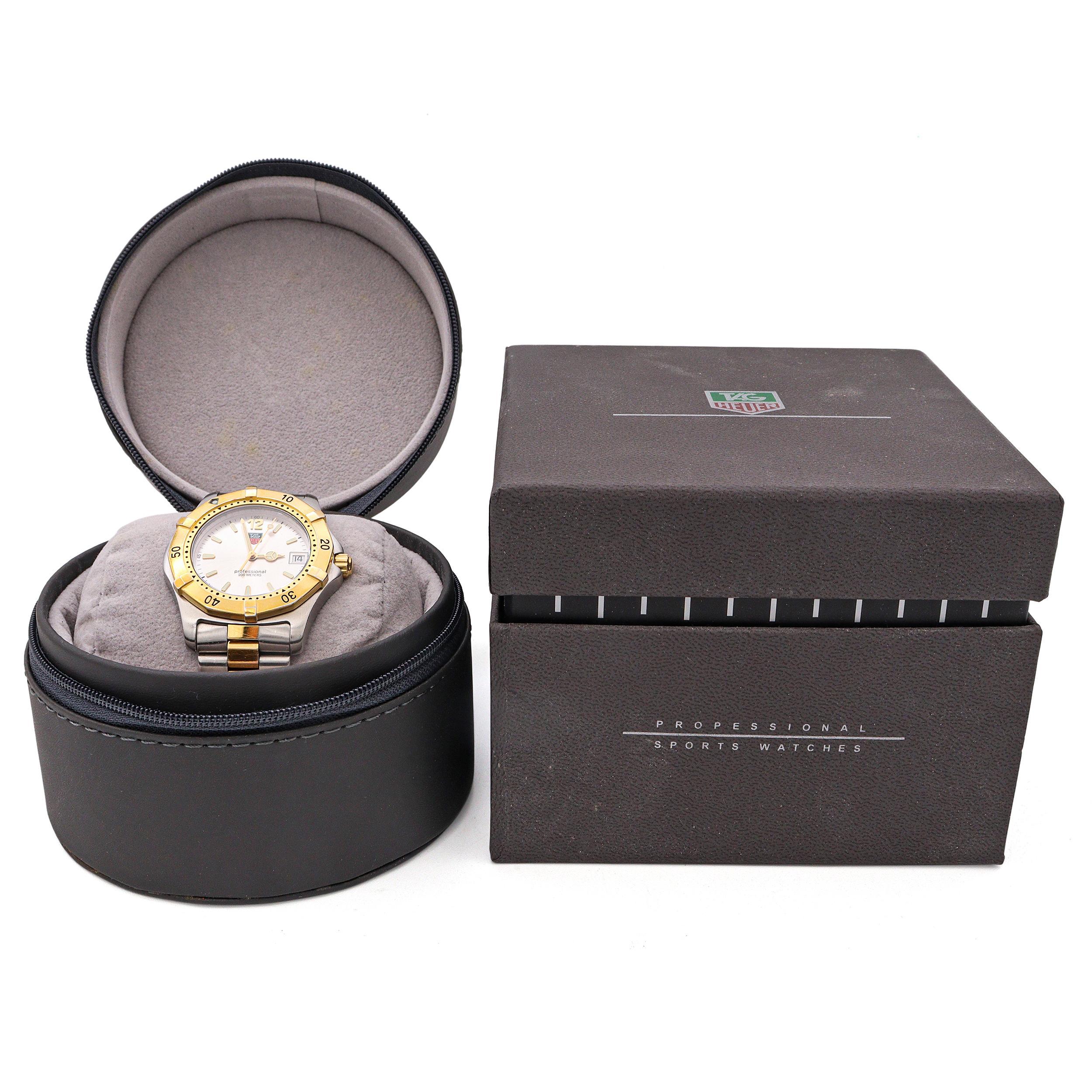 Un icono atemporal de sofisticación deportiva, el TAG Heuer 2000 Professional Ref. El WK1120 es un reloj robusto y versátil pensado para el rendimiento y el uso diario. Fabricada en acero inoxidable, presenta una elegante esfera plateada con agujas