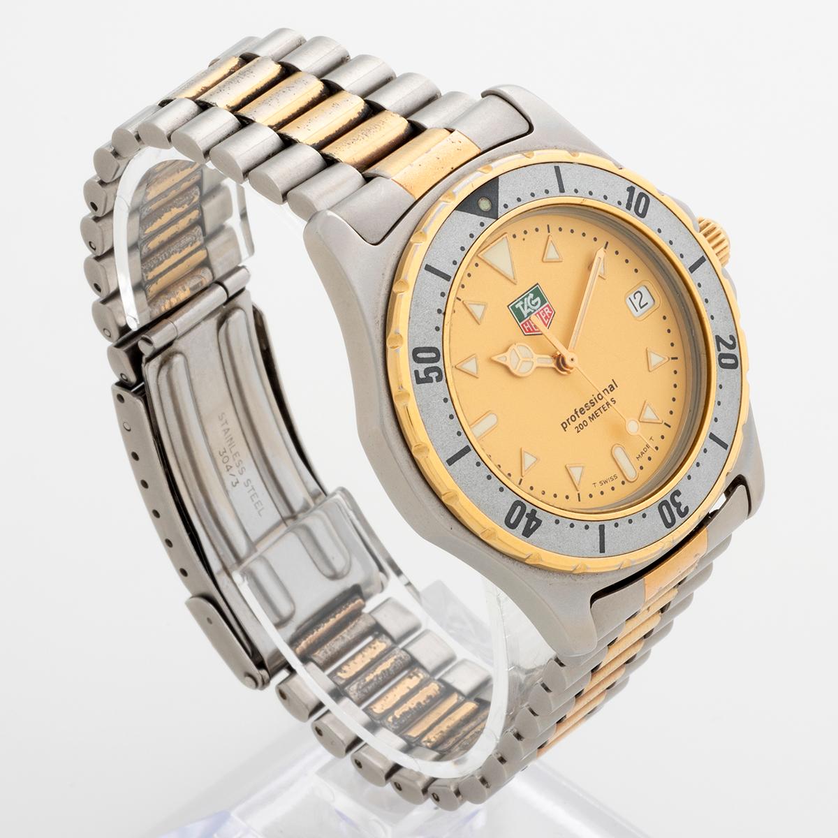 Unsere Vintage Tag Heuer 2000 Professional Quarz ist eine frühe und Übergangsreferenz 974.006A mit sechsstelliger Referenznummer. Mit einem 38-mm-Edelstahl und Gold-Ton-Gehäuse mit Edelstahl und Gold-Ton-Armband, hat dieses Beispiel eine