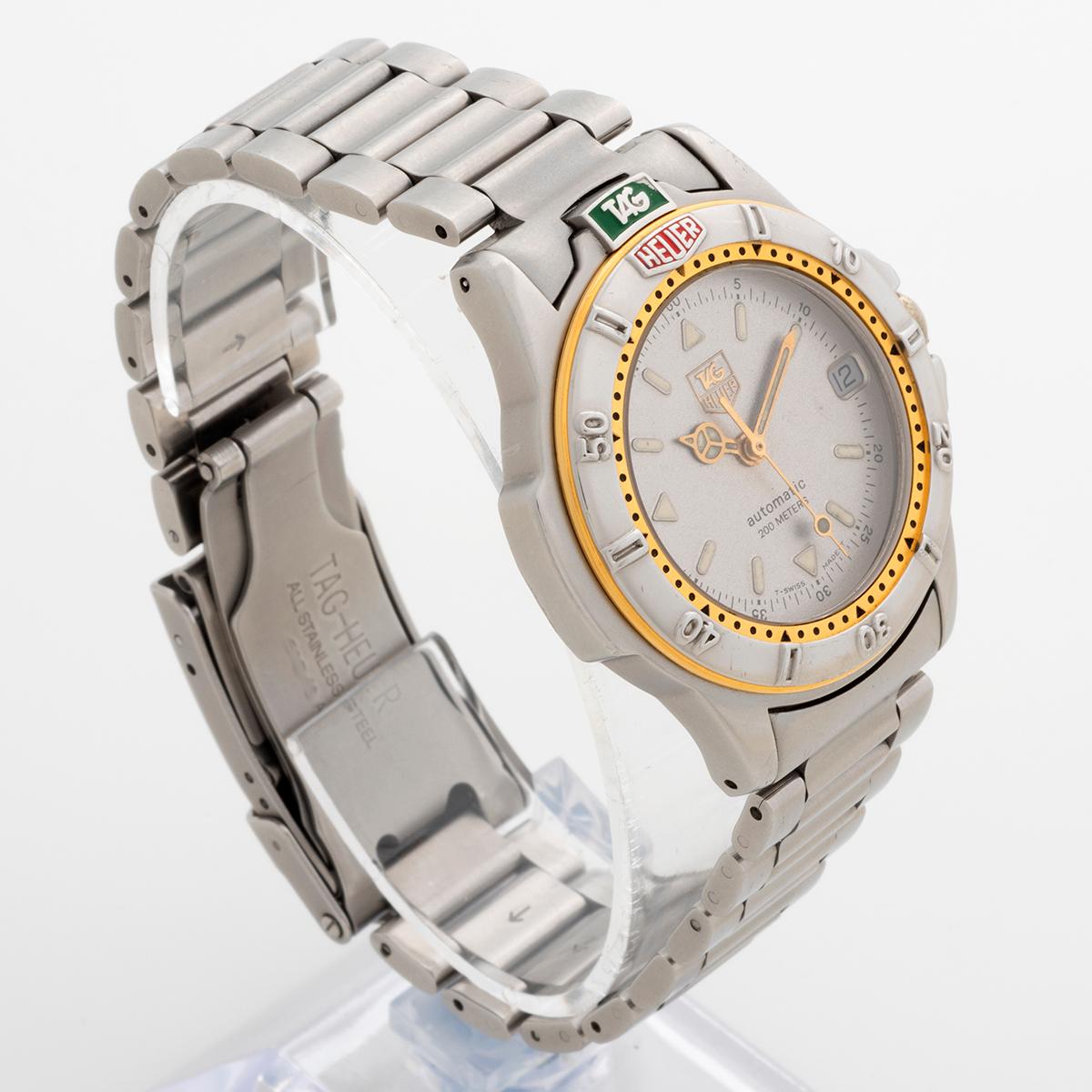 Unsere Vintage Tag Heuer 4000 Serie Professional, Referenz 695.713KA, ist eine frühe 4000, mit 37mm Edelstahlgehäuse (inkl. Krone) und Edelstahlarmband mit Taucherverlängerung, angetrieben von einem Automatikwerk. Bemerkenswert ist, dass dieses