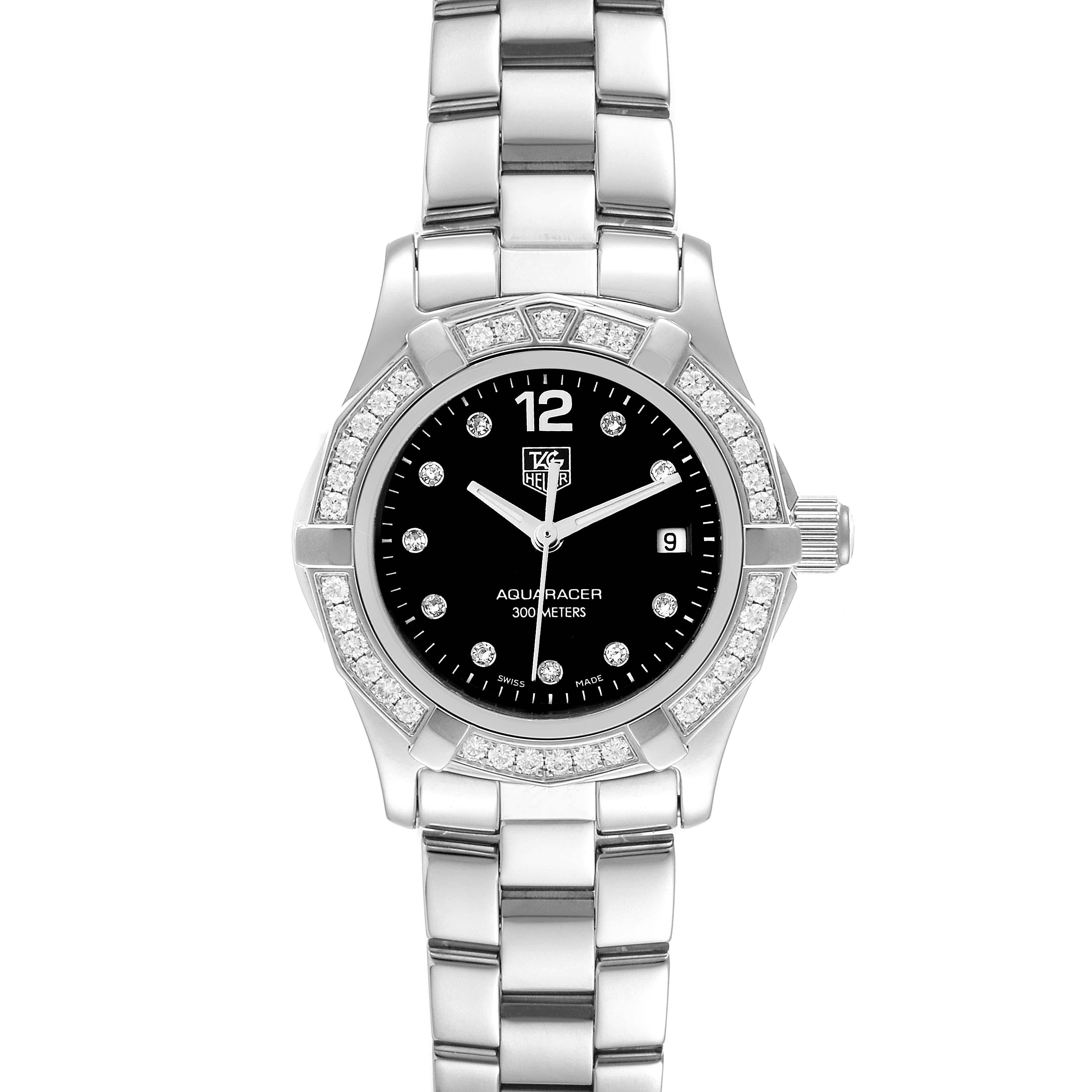 TAG Heuer Aquaracer Black Dial Diamond Steel Damenuhr WAF141D. Quarzwerk. Gehäuse aus Edelstahl mit einem Durchmesser von 27.0 mm. Gehäusedicke: 14.3 mm. Einseitig drehbare Diamantlünette aus Edelstahl. Kratzfestes Saphirglas. Schwarzes Zifferblatt