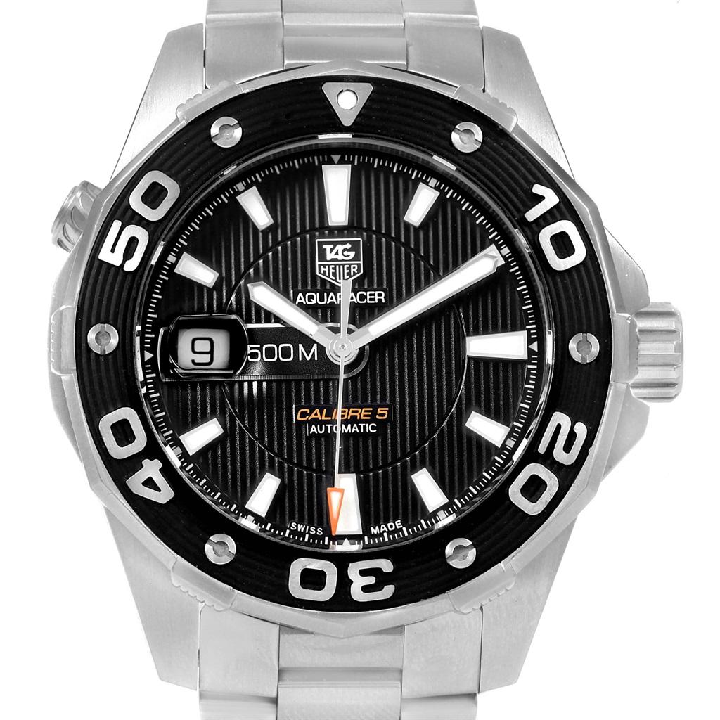 Reloj Tag Heuer Aquaracer Calibre 5 500M de acero para caballero WAJ2110. Movimiento automático de cuerda automática. Caja de acero inoxidable de 43.0 mm de diámetro. Cristal de zafiro resistente a los arañazos. Esfera negra con agujas e índices