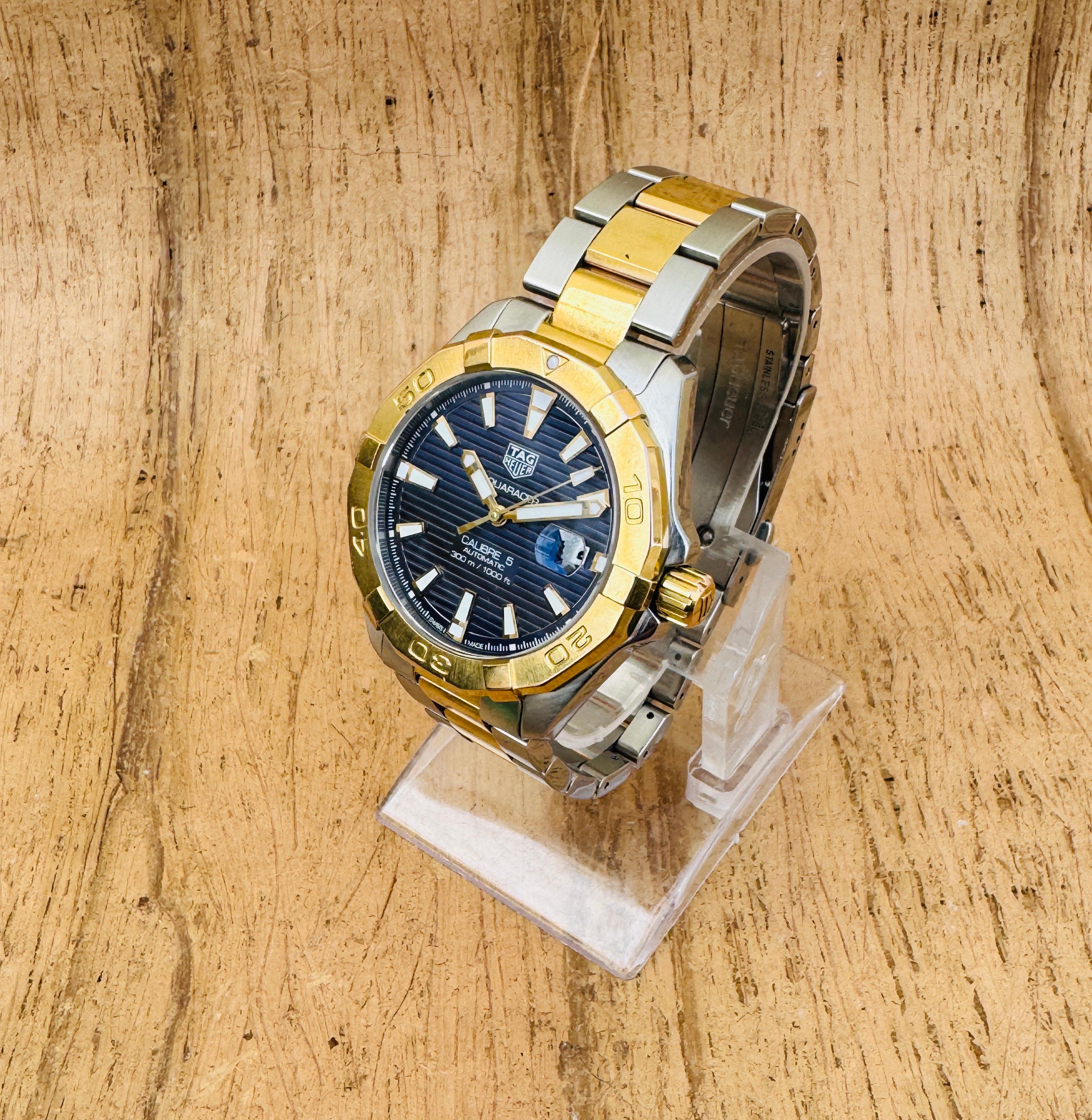 Marca: TAG Heuer

Model No: Aquaracer Calibre 5

Número de referencia: WBD2120

País de fabricación: Suiza

Movimiento: Automático

Material de la caja: Chapado en oro /Acero

Medidas : Anchura de la caja: 41 mm. (sin corona)

Tipo de banda :