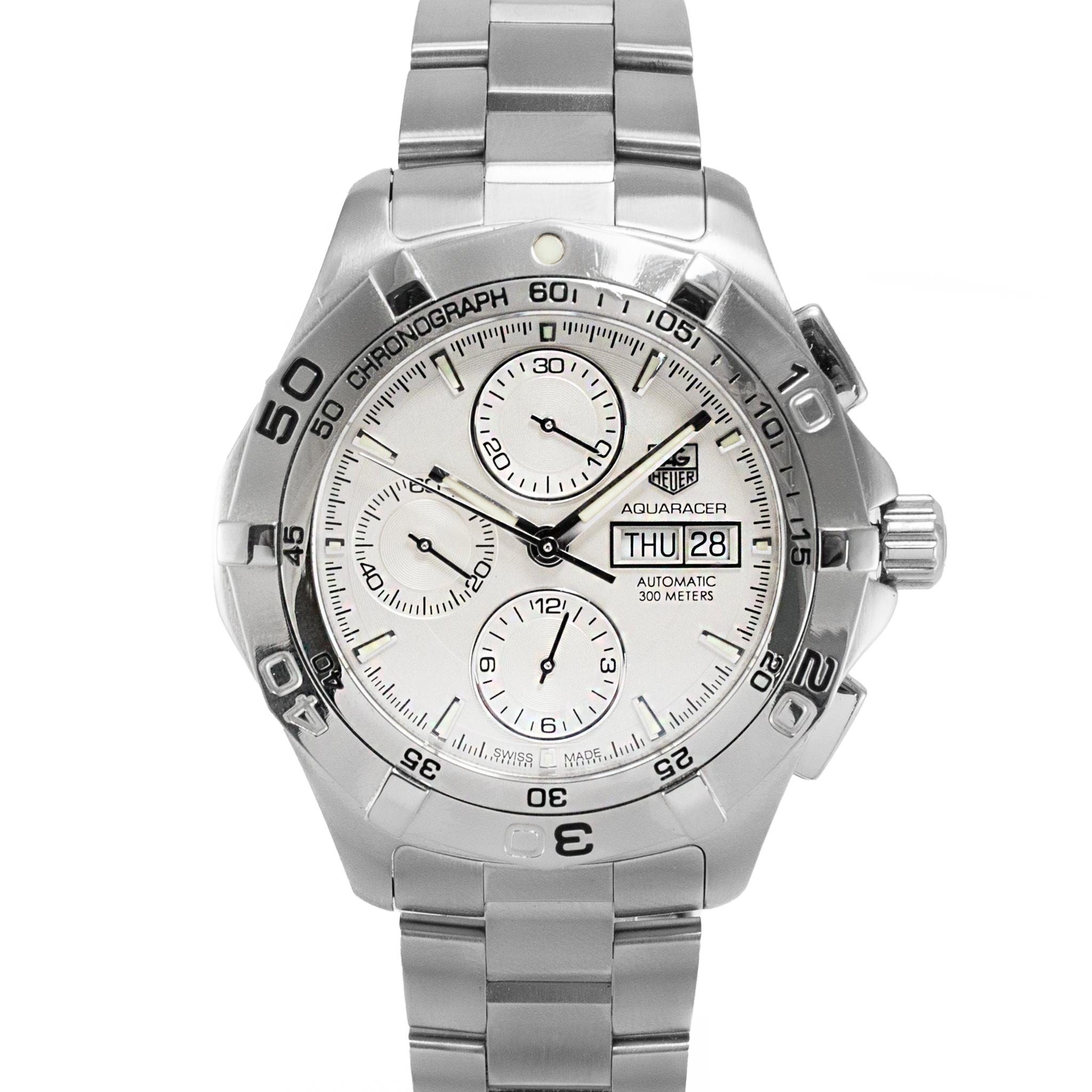 Marca: Tag Heuer

Sexo: Hombres

Tipo de metal: Acero inoxidable

Diámetro: 43,00 mm

Peso: 206,22 gramos

Reloj de pulsera TAG Heuer de caballero, fabricado en Suiza, de acero inoxidable, con caja y papeles originales. Grabado con 