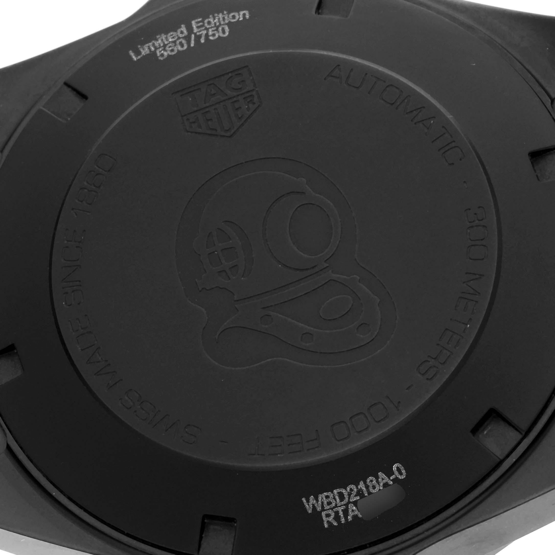 Tag Heuer Aquaracer Titanium Carbon Limited Edition Herrenuhr WBD218A. Automatisches Uhrwerk mit Selbstaufzug. Gehäuse aus Titan-Karbon mit einem Durchmesser von 41,0 mm. Einseitig drehbare schwarze Karbonlünette. Kratzfestes Saphirglas. Schwarzes