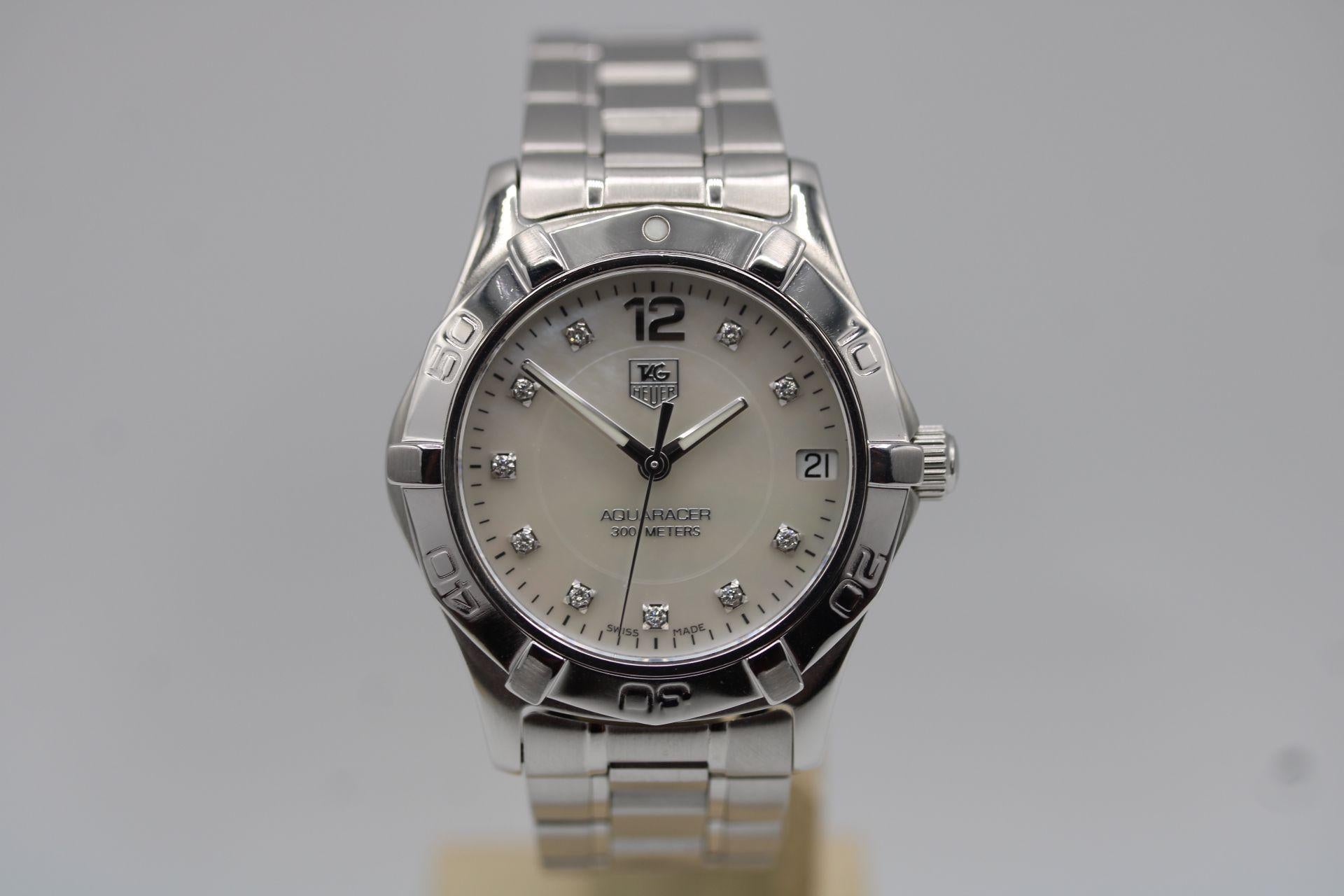 Cette Tag Heuer Lady Aquaracer a récemment fait l'objet d'un changement de pile et d'un polissage. Présenté comme un ensemble complet comprenant les boîtes intérieure et extérieure, le portefeuille, le manuel, le certificat de pierres précieuses et
