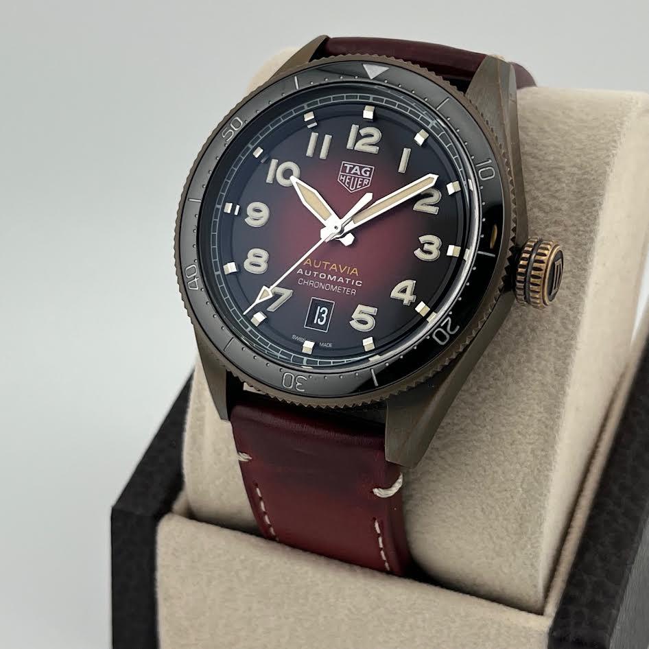 TAG Heuer Autavia Automatic WBE5192.FC8300 42mm Rotes Zifferblatt Bronze Box Papier im Angebot 6