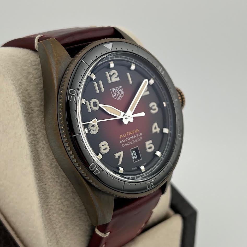 TAG Heuer Autavia Automatic WBE5192.FC8300 42mm Rotes Zifferblatt Bronze Box Papier im Angebot 7