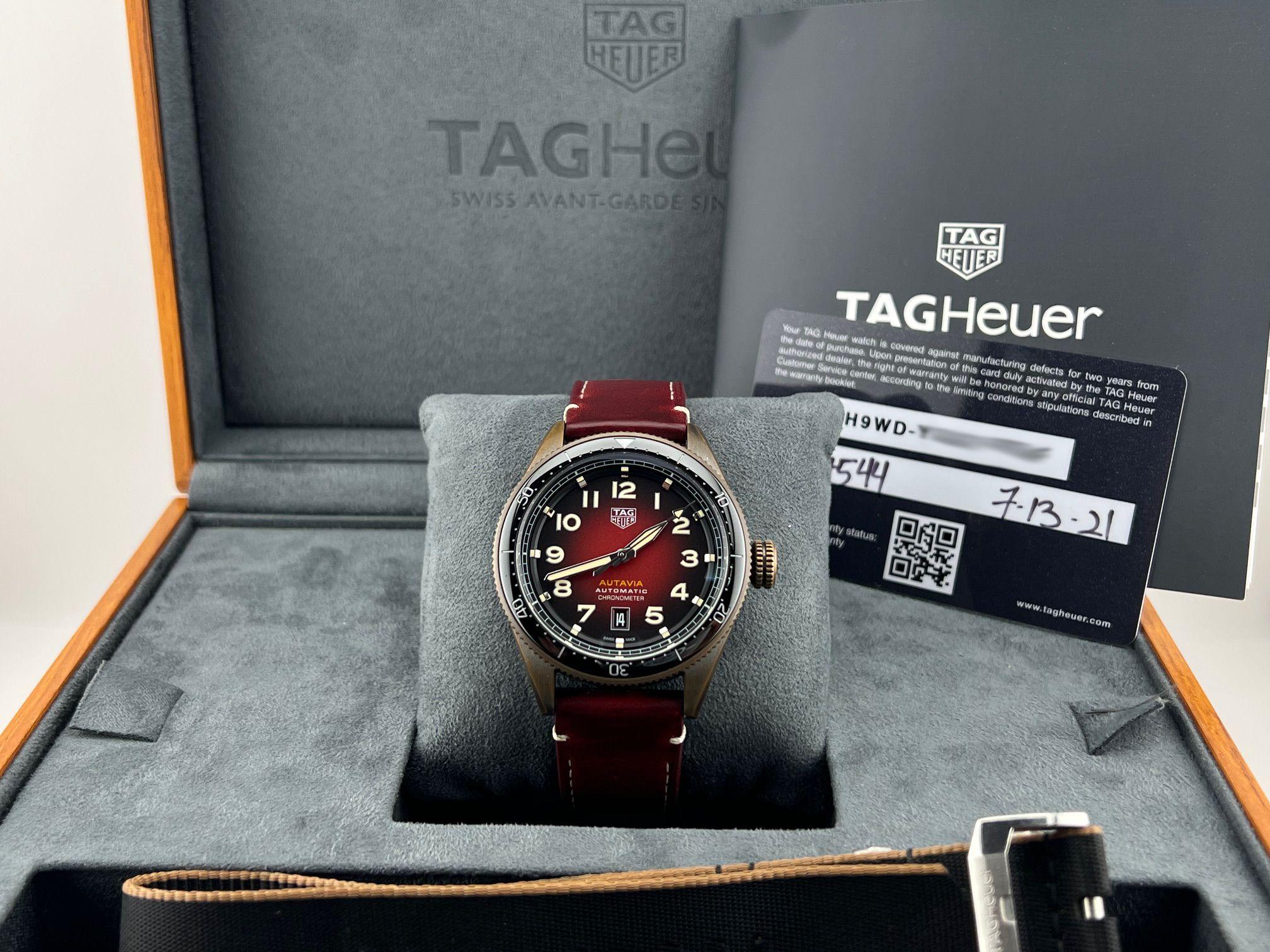 TAG Heuer Autavia Automatic WBE5192.FC8300 42mm Rotes Zifferblatt Bronze Box Papier im Angebot 10