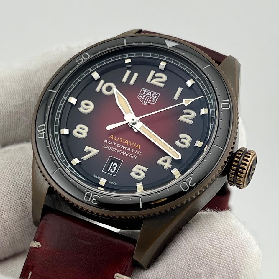 Style Nummer: WBE5192.FC8300



Seriennummer: H9WD-****-****



Jahr: 2021

 

Modell: TAG Heuer Autavia

 

MATERIAL des Gehäuses: Bronze

 

Band: Leder

 

Lünette: Schwarze Keramik

 

Zifferblatt: Rot

 

Kristall: Saphir

 

Gehäusegröße: