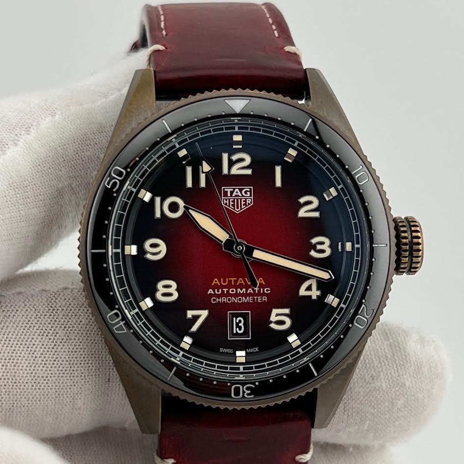 TAG Heuer Autavia Automatic WBE5192.FC8300 42mm Rotes Zifferblatt Bronze Box Papier im Zustand „Hervorragend“ im Angebot in San Diego, CA