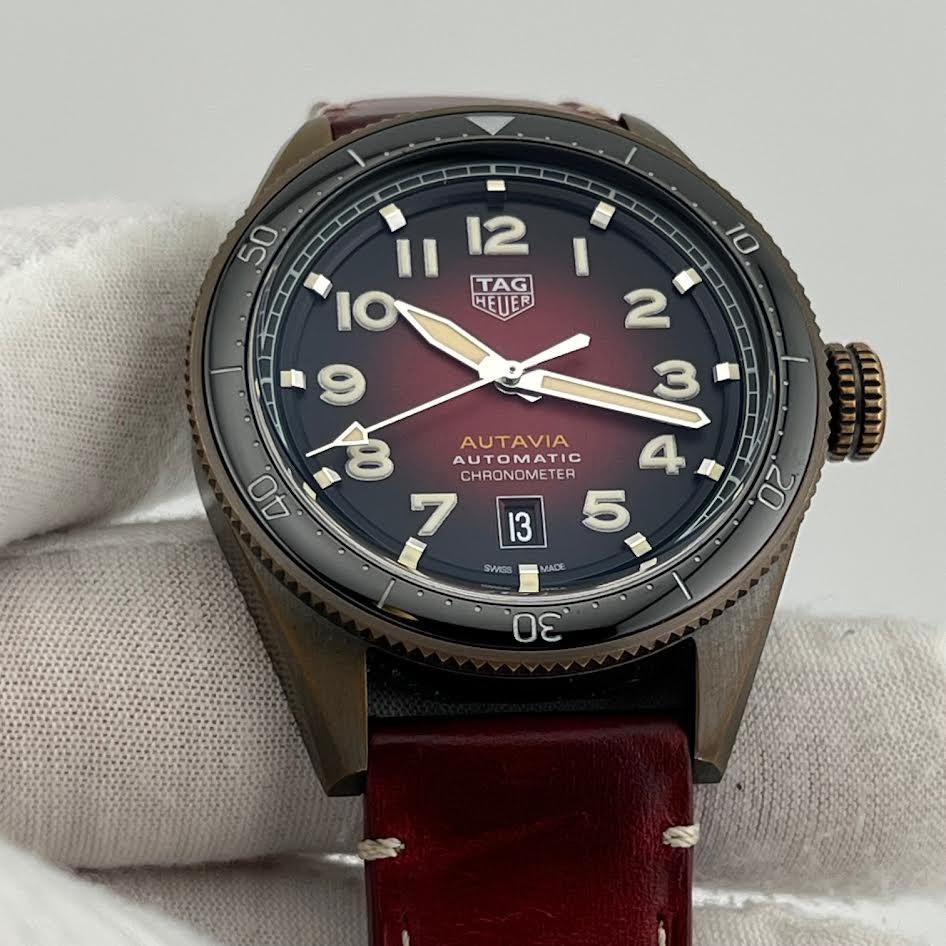 TAG Heuer Autavia Automatic WBE5192.FC8300 42mm Rotes Zifferblatt Bronze Box Papier Herren im Angebot