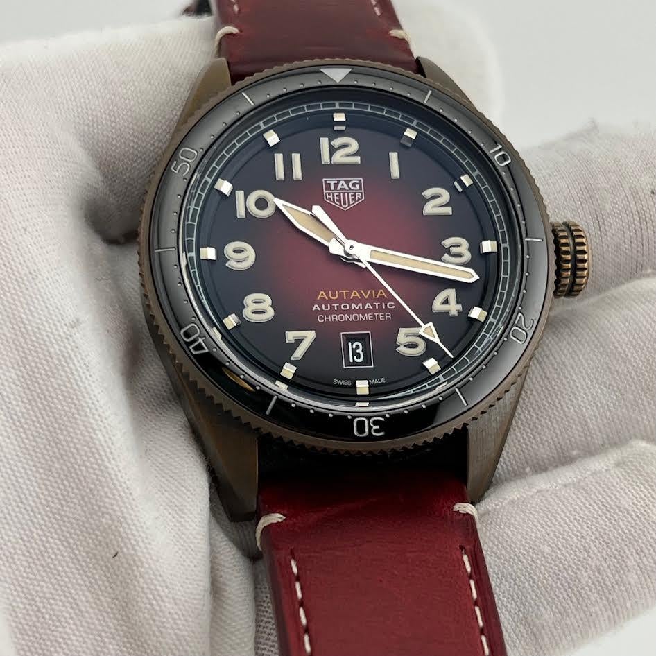 TAG Heuer Autavia Automatic WBE5192.FC8300 42mm Rotes Zifferblatt Bronze Box Papier im Angebot 1