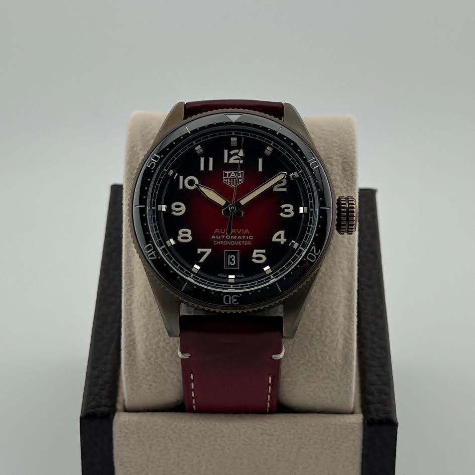 TAG Heuer Autavia Automatic WBE5192.FC8300 42mm Rotes Zifferblatt Bronze Box Papier im Angebot 5