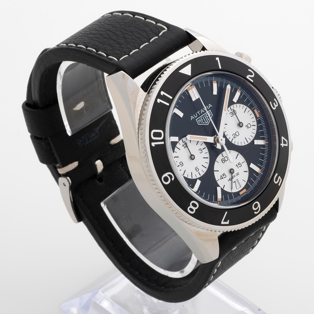 Nuestro Tag Heuer Autavia presenta una caja de acero inoxidable de 42 mm, que alberga el movimiento cal H02 con esfera panda / Heuer y función de fecha, con bisel giratorio. Una reimaginación del Autavia original, la referencia CBE2110 ofrece un