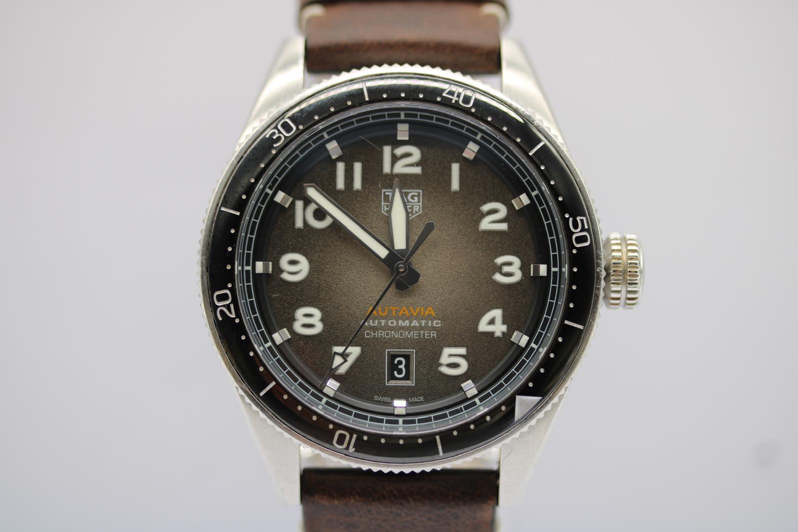 Tag Heuer Autavia WBE5114.FC8266  42mm  Smoky Brown Dial  Full Set (2022) für Damen oder Herren im Angebot