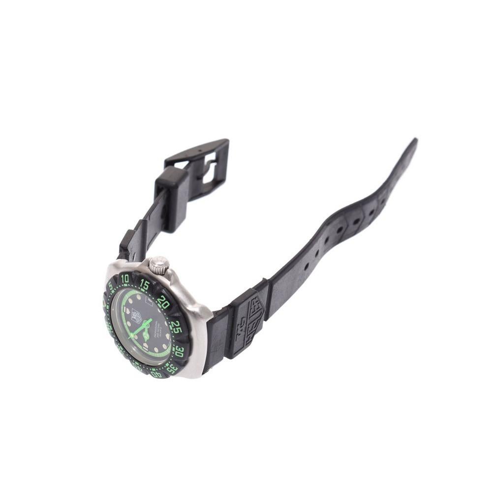 Embrace the look of uber-chic style with this exquisite wristwatch from the house of Tag Heuer. Designed masterfully into a luxe stainless steel bracelet with a black and green dial, the wristwatch features raised hour markers and a unidirectional