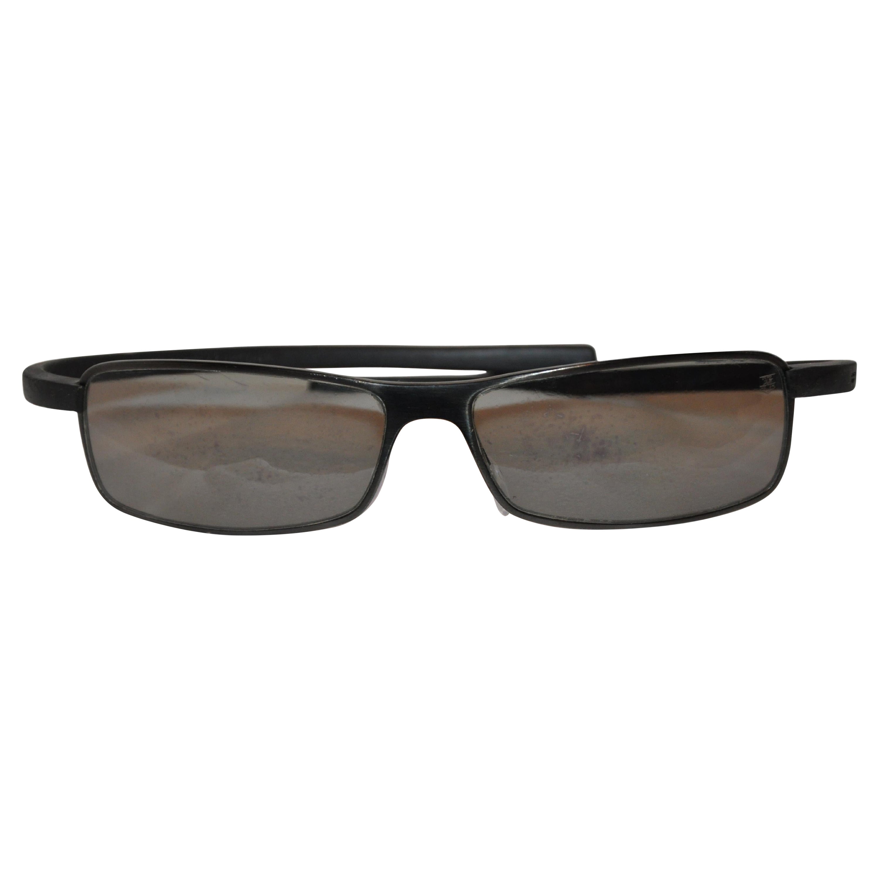 Gafas de sol Tag Heuer con montura metálica negra y brazos envolventes de goma