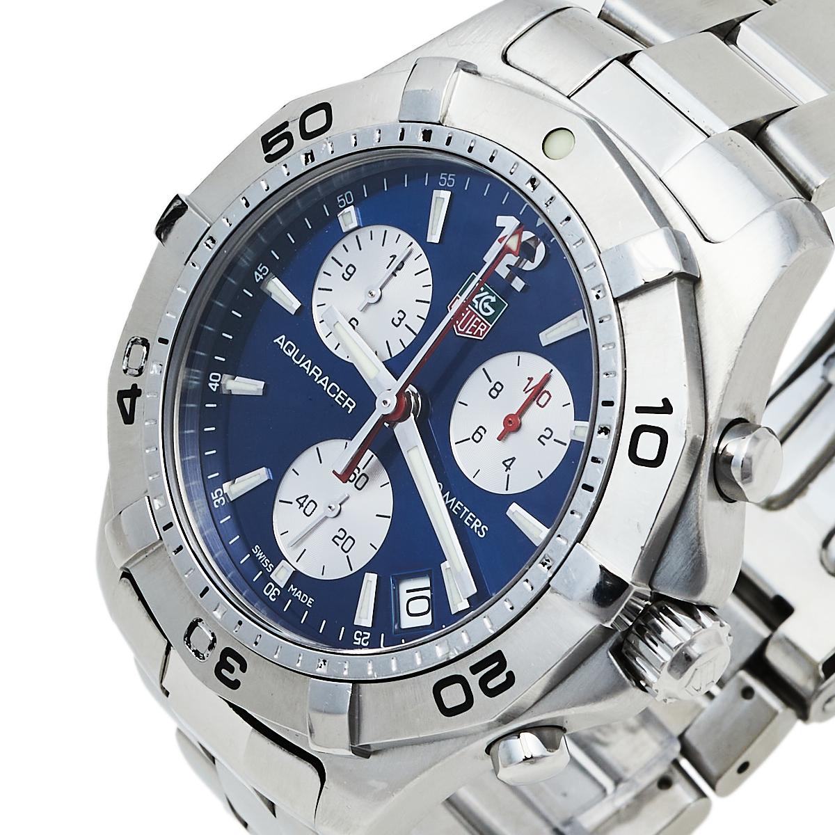 Don luxury on your wrist by owning this exquisite Aquaracer timepiece from Tag Heuer. Swiss-made, the watch has been expertly crafted from stainless steel. A scratch-resistant sapphire crystal glass protects a blue dial with minute markers around