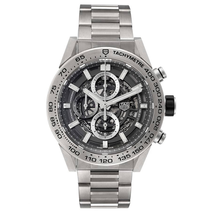 TAG Heuer Carrera Calibre Heuer 01 Skeleton Herrenuhr CAR2A8A Box Card. Automatisches Uhrwerk mit Selbstaufzug. Gehäuse aus Titan 45 mm. Gehäusedicke: 16,5 mm. Gehäuseboden aus Saphirglas. Geriffelte Krone aus Stahl und Gummi. Lünette aus Titan mit