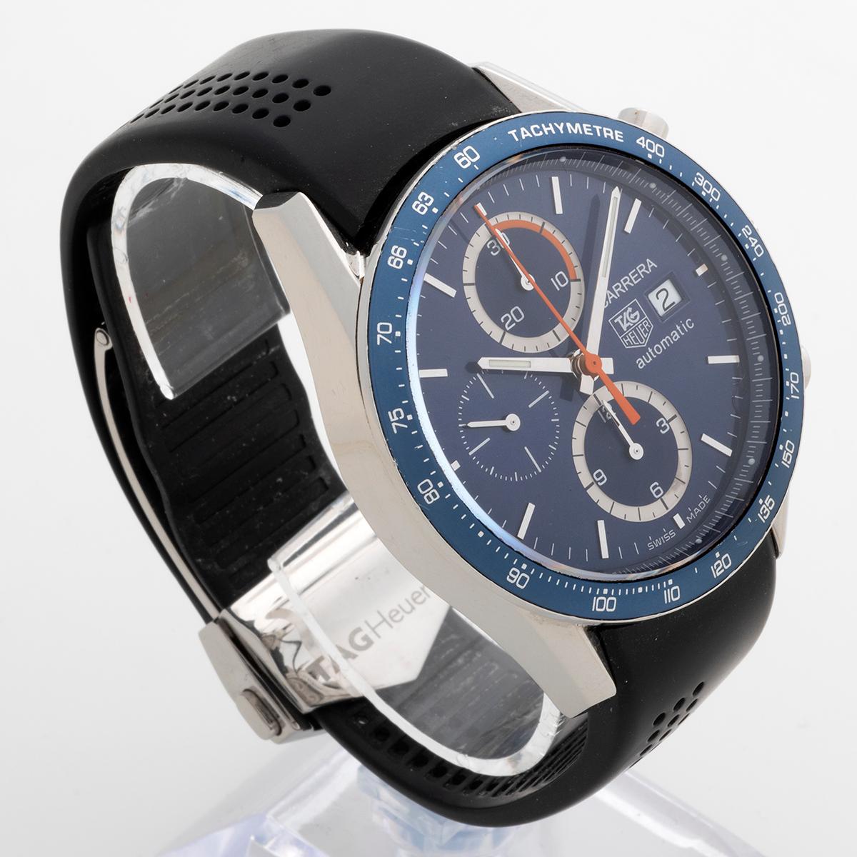 Unser klassischer Tag Heuer Carrera Chronograph, Ref. CV2015-1, mit Automatikwerk Kal. 16 und Datum, verfügt über ein 41-mm-Edelstahlgehäuse mit blauer Lünette und Zifferblatt mit orangefarbenen Akzenten, die für einen unverwechselbaren Look sorgen.