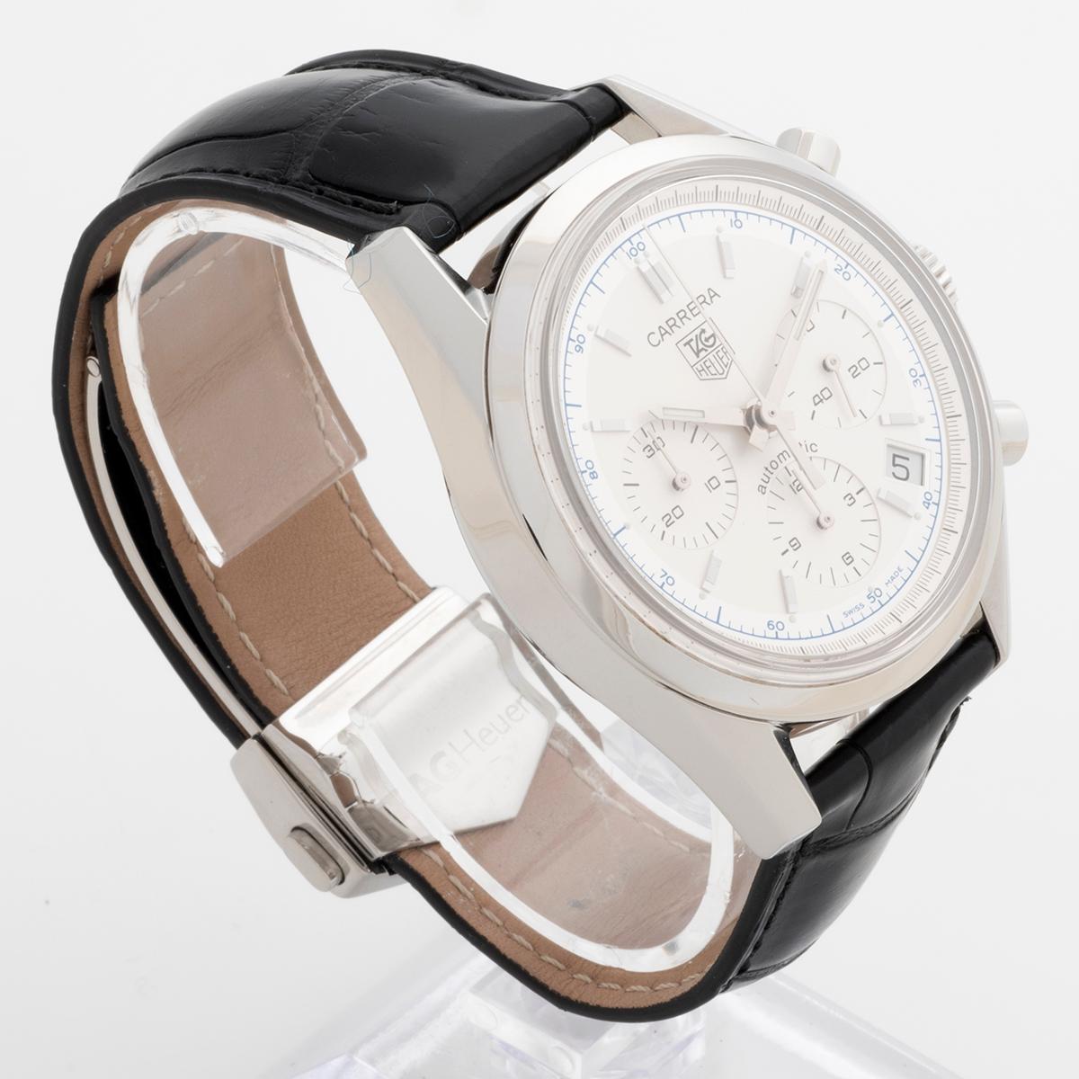 Référence rare et sous-estimée, notre chronographe néo vintage Tag Heuer Carrera, référence CV2110-0, est doté d'un mouvement automatique de calibre 17 avec date, logé dans un boîtier en acier inoxydable de 39 mm. Le cadran blanc aux accents bleus