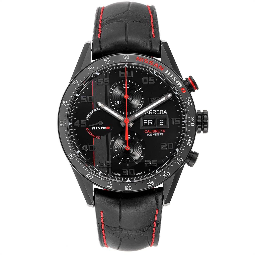 Montre pour homme Tag Heuer Carrera Day Date Special Edition Nissan NISMO CV2A82. Mouvement chronographe automatique à remontage automatique. Boîtier en titane revêtu de PVD 43,0 mm. Fond de boîtier en verre saphir transparent. Lunette noire avec