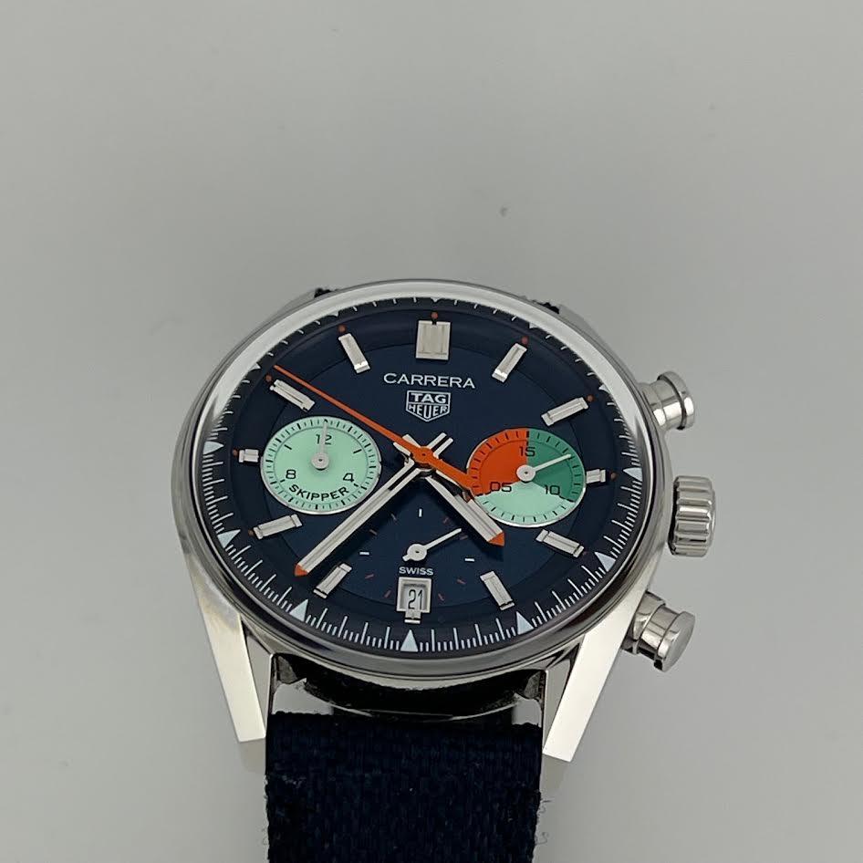 Número de estilo: CBS2213.FN6002



De serie: Y79X-****-****



Año: 2023 - Presente

 

Model: TAG Heuer Carrera Skipper 

 

Material de la caja: Acero inoxidable 

 

Correa: Correa de tela azul

 

Bisel: Acero inoxidable

 

Esfera: Azul 

