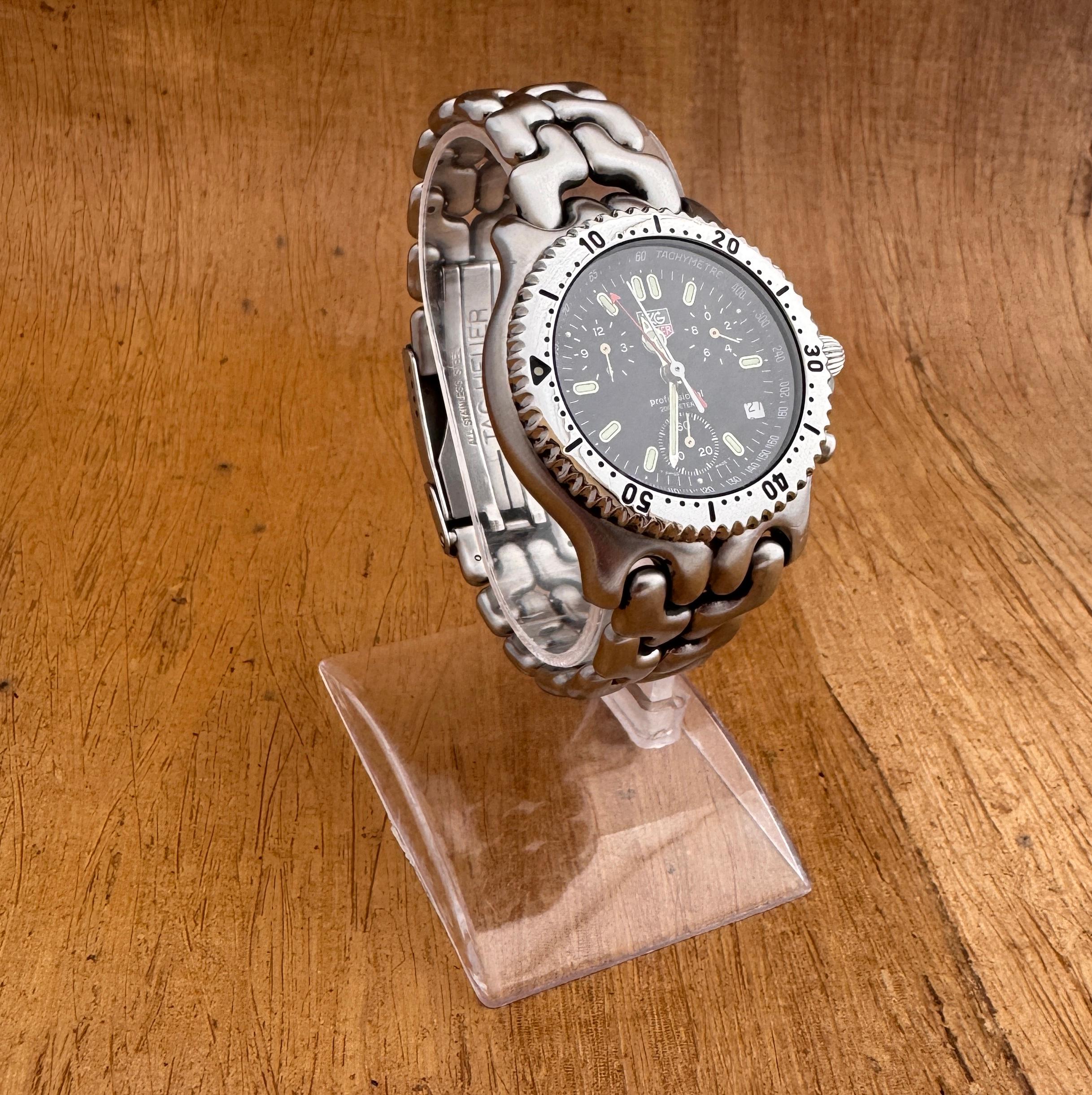  Descrizione
Marchio: TAG Heuer

Model: Professionale

Numero di riferimento: CG1110-0

Paese di produzione: Svizzera

Movimento: Quarzo

Materiale della cassa: Acciaio inossidabile

Misure : Larghezza della cassa: 39 mm. (senza corona)

Tipo di