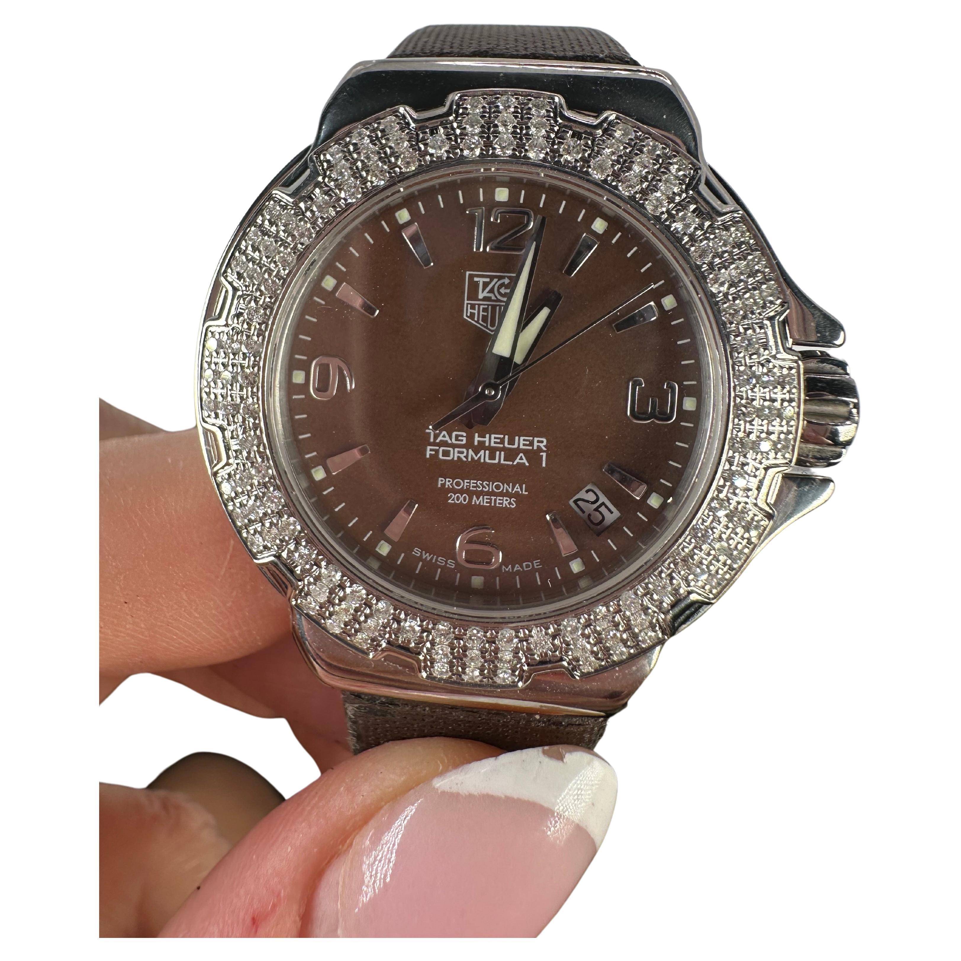 Bonito reloj Tag Heuer de diamantes, la correa es antigua pero se puede cambiar fácilmente en cualquiera de sus tiendas. El reloj en sí está en muy buen estado, ¡ofrecemos 6 meses de garantía en todos nuestros relojes!

LO QUE SE OBTIENE EN LA
