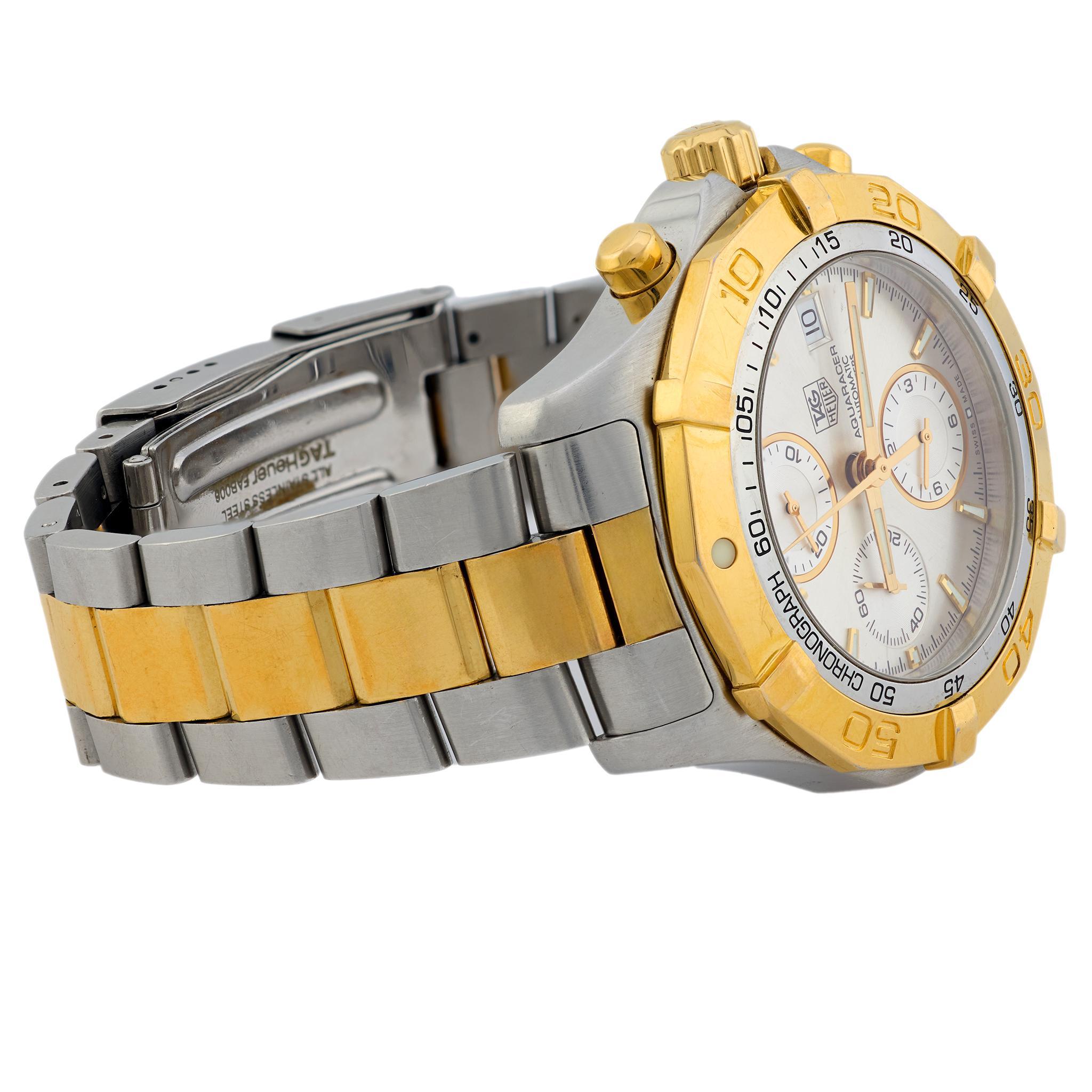 Une fabuleuse montre pour homme du légendaire horloger Tag Heuer ! Ce garde-temps classique est fabriqué en acier inoxydable et présente un design bicolore unique. Le cadran de la montre comporte trois pierres d'or et douze tirets de couleur crème,